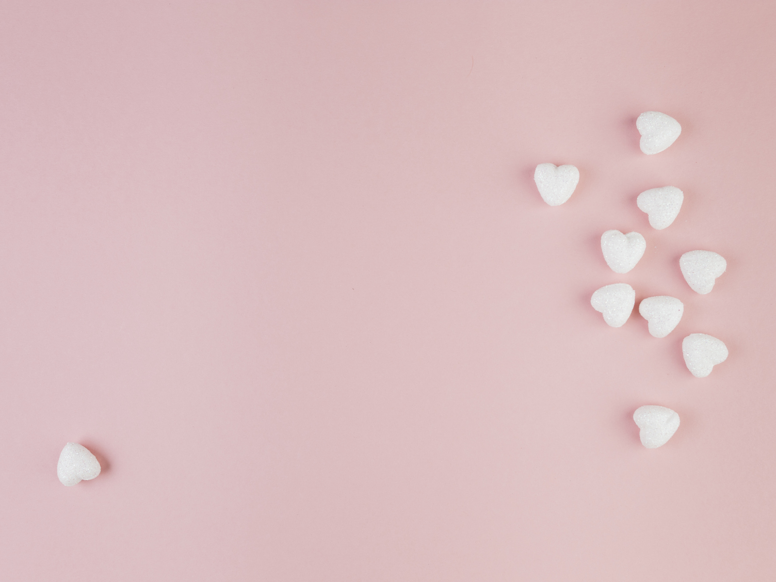 Маленькие белые сердечки на розовом фоне