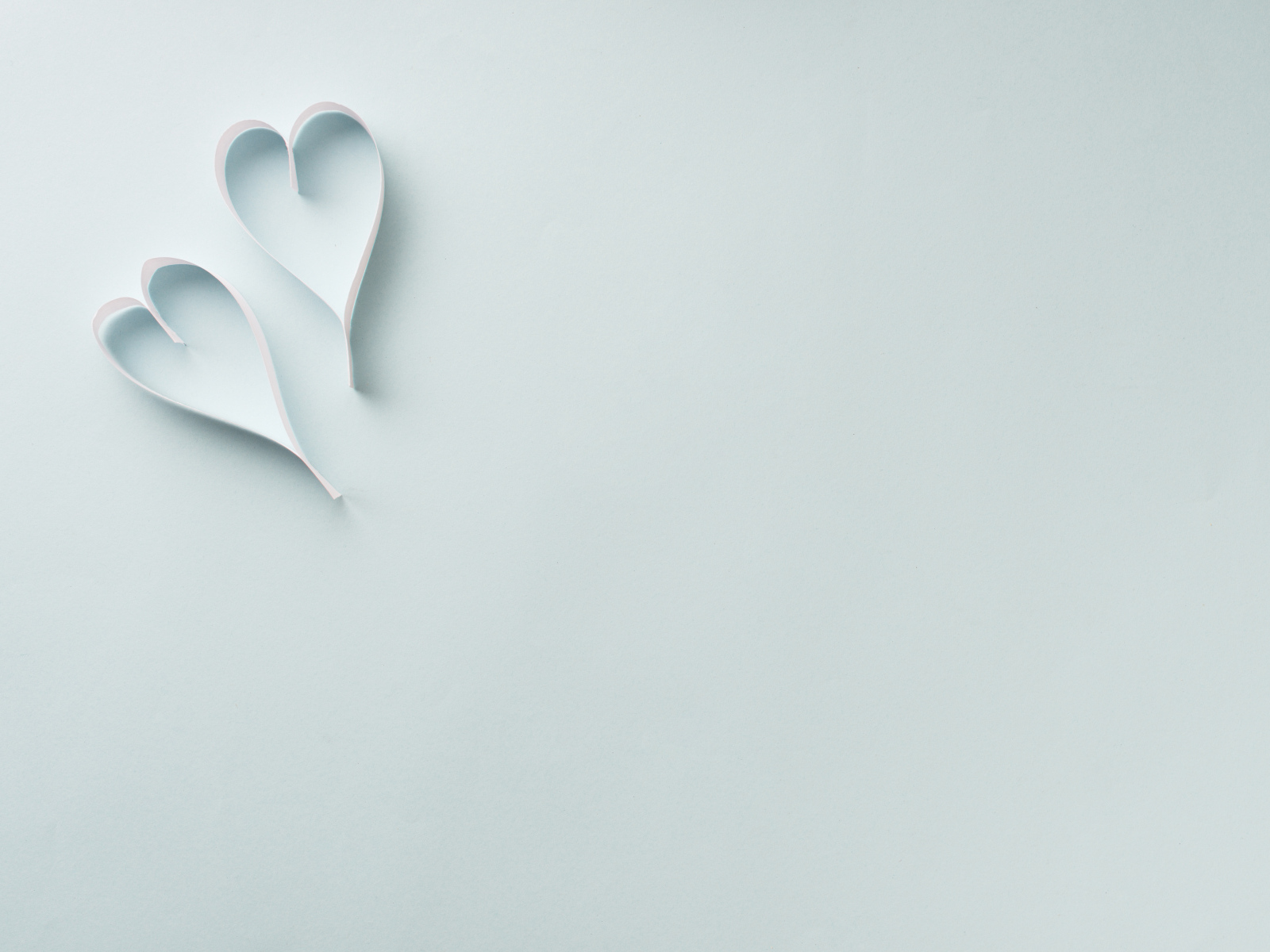 Две полоски белые полоски в форме сердца на голубом фоне