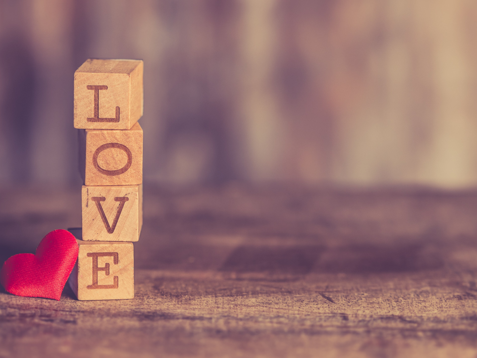 Деревянные кубики с надписью любовь с красным маленьким сердечком