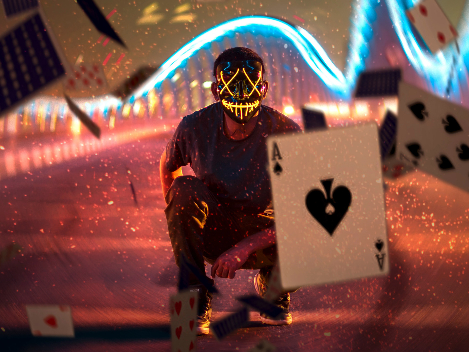 Мужчина в маске бросает карты