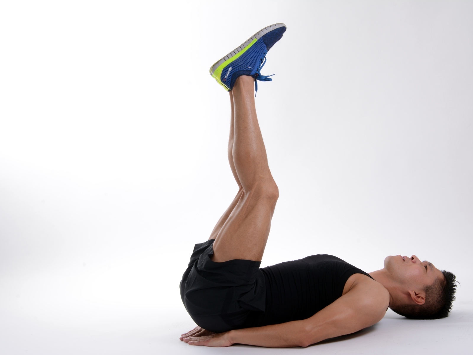 Мужчина делает упражнение в фитнесе