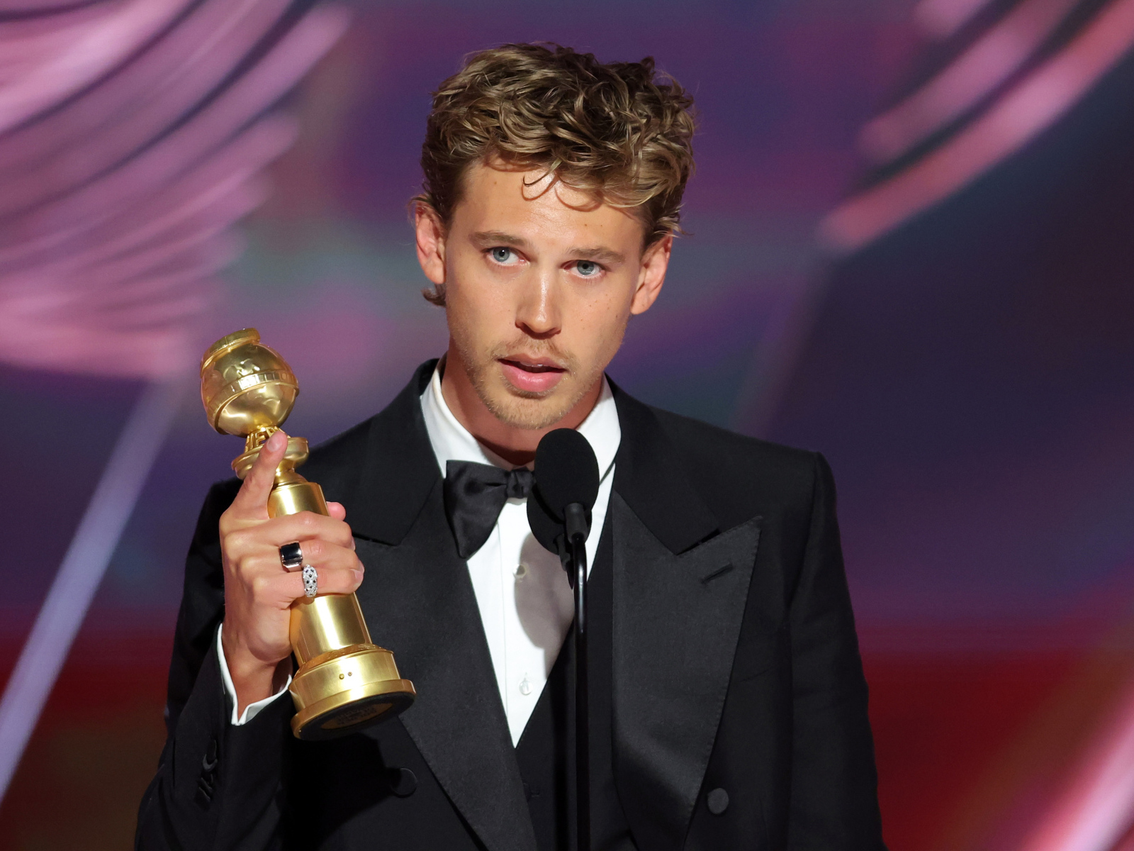 Актер Остин Батлер  с наградой в руке