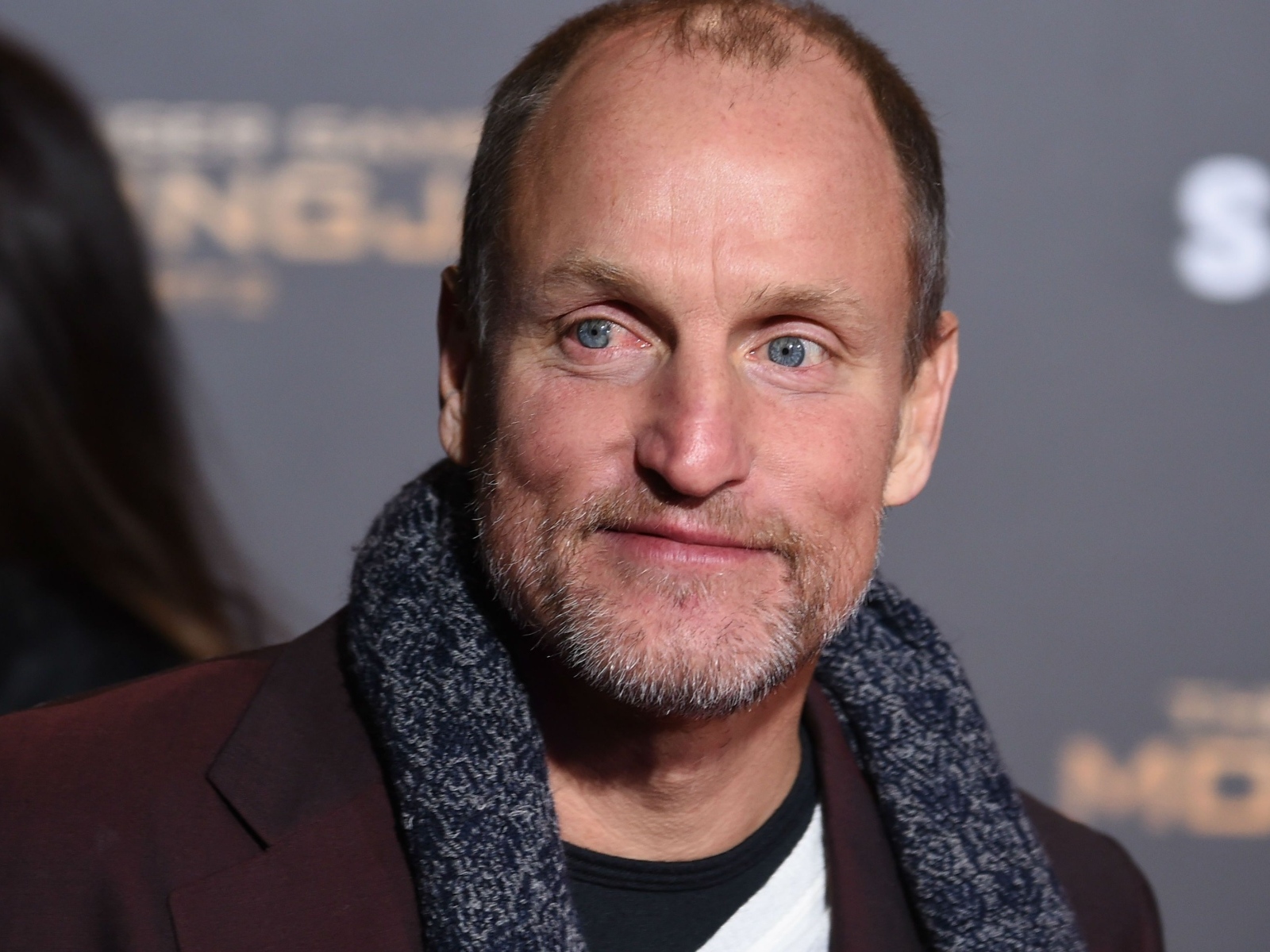 Актер Вуди Харрельсон в пальто