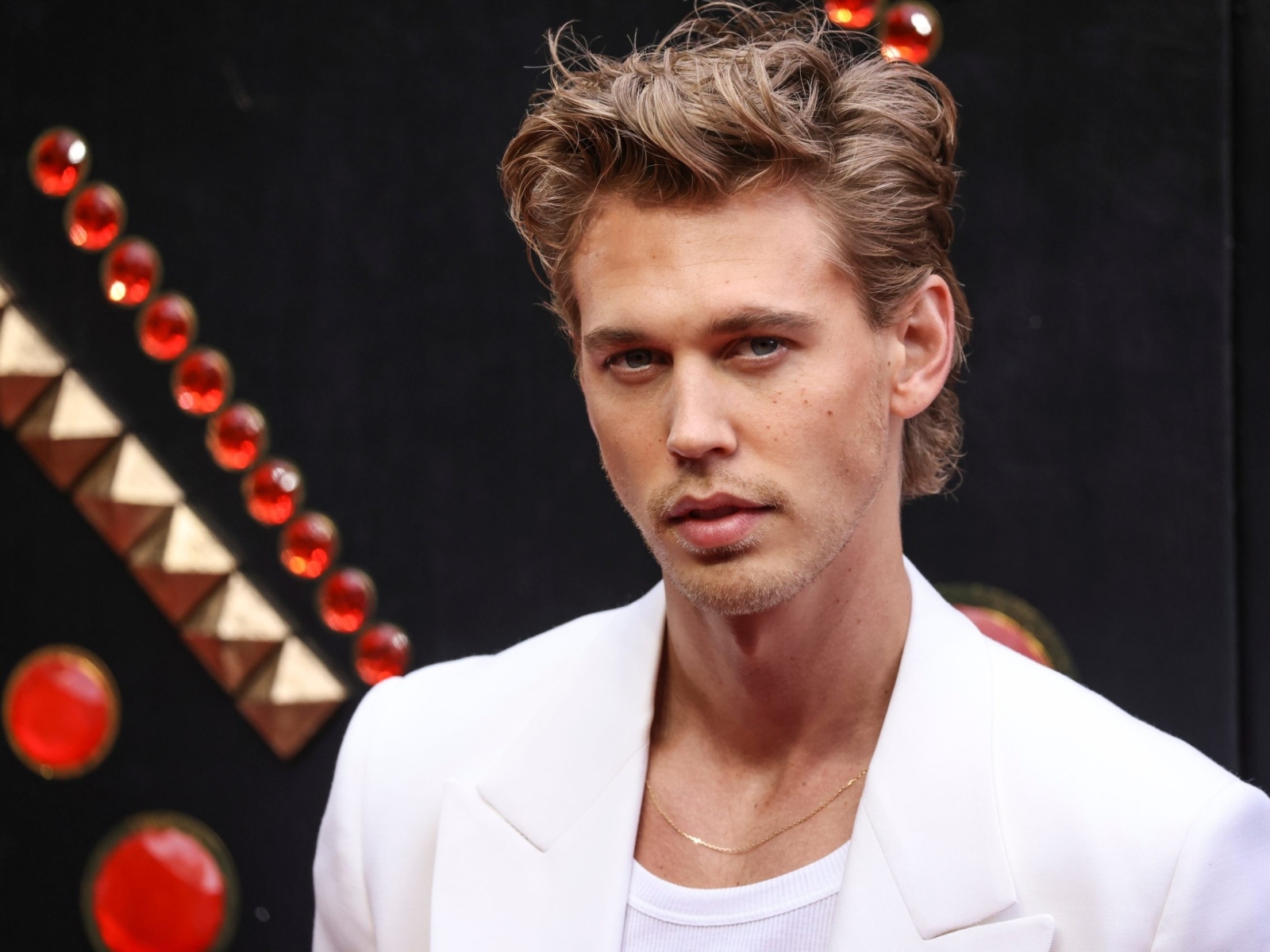 Красивый молодой актер Остин Батлер