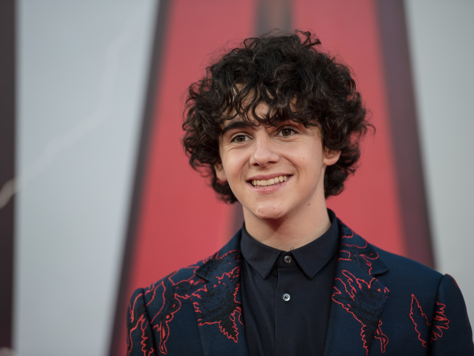 Улыбающийся молодой актер Джек Дилан Грейзер