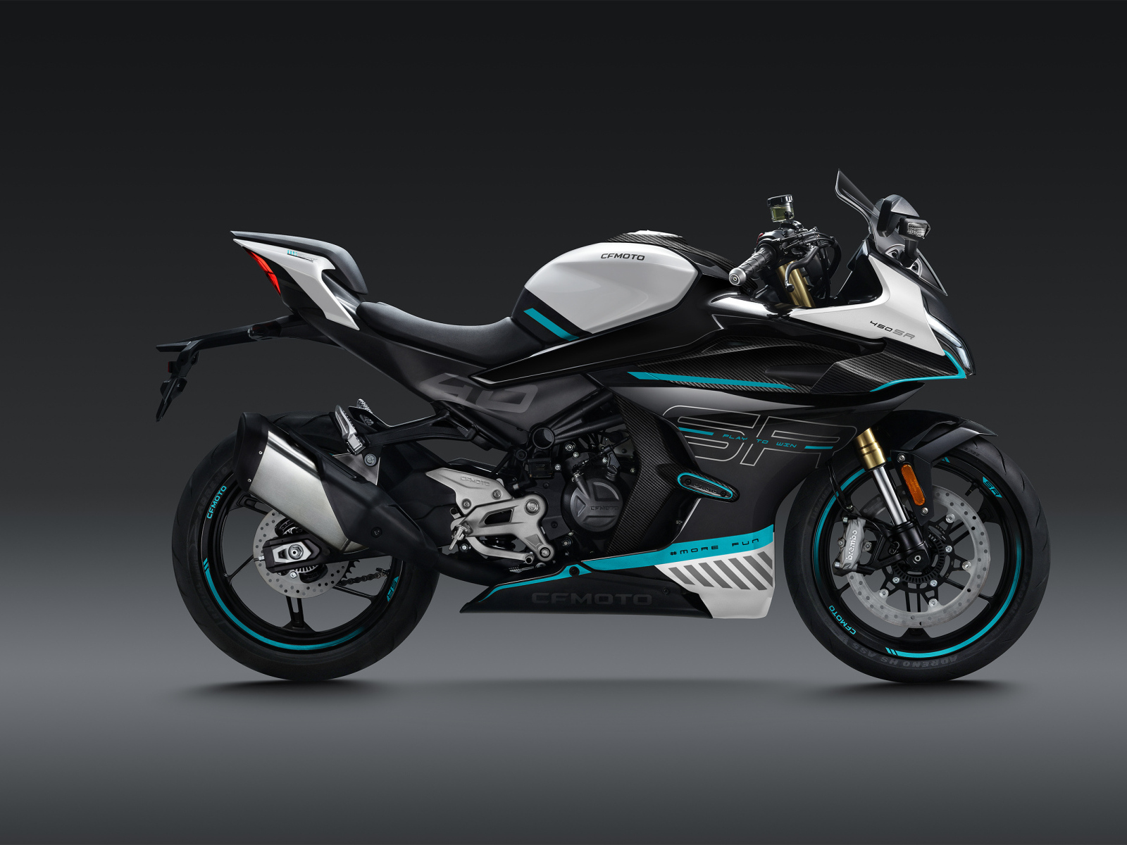 Мотоцикл CFMoto 450SR, 2023 года на сером фоне