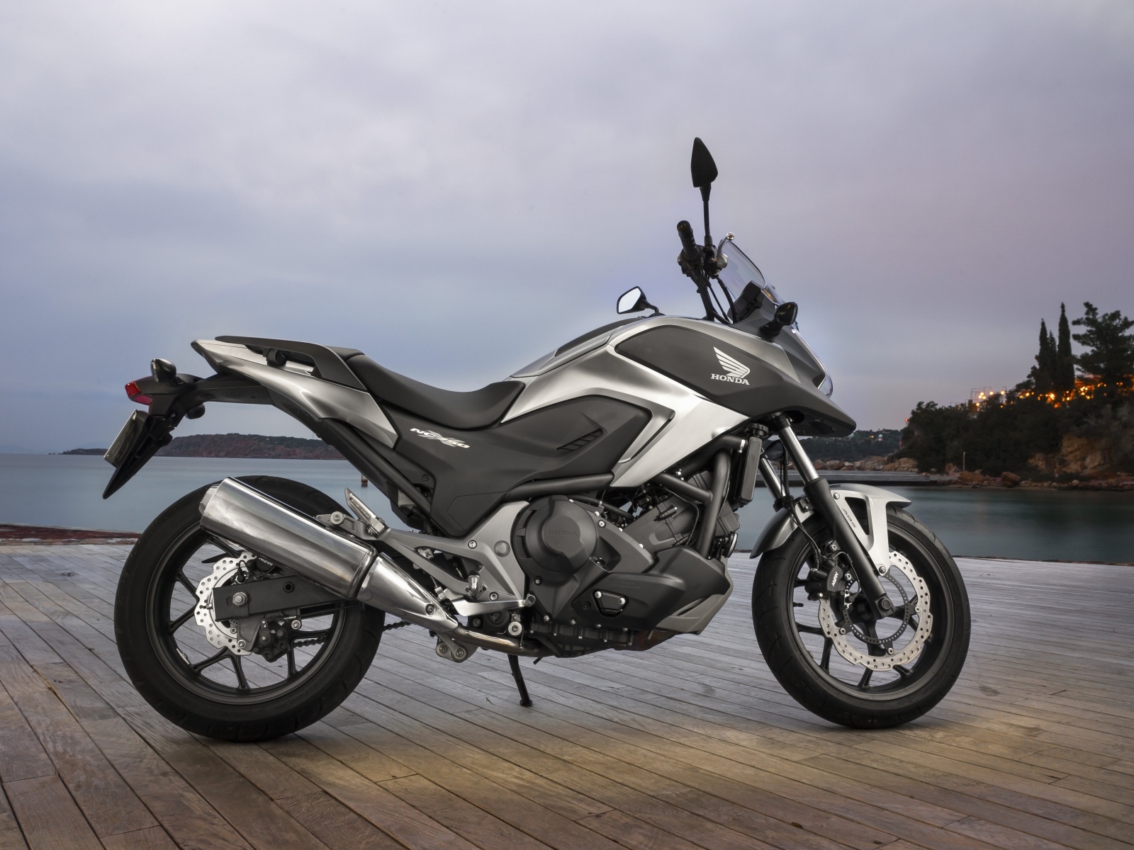 Мотоцикл honda nc750x у воды