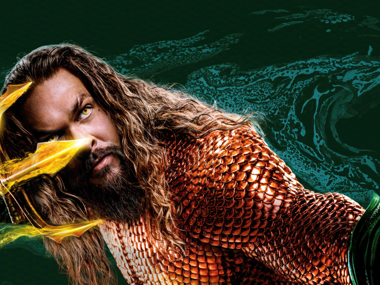 Аквамен в воде с трезубцем
