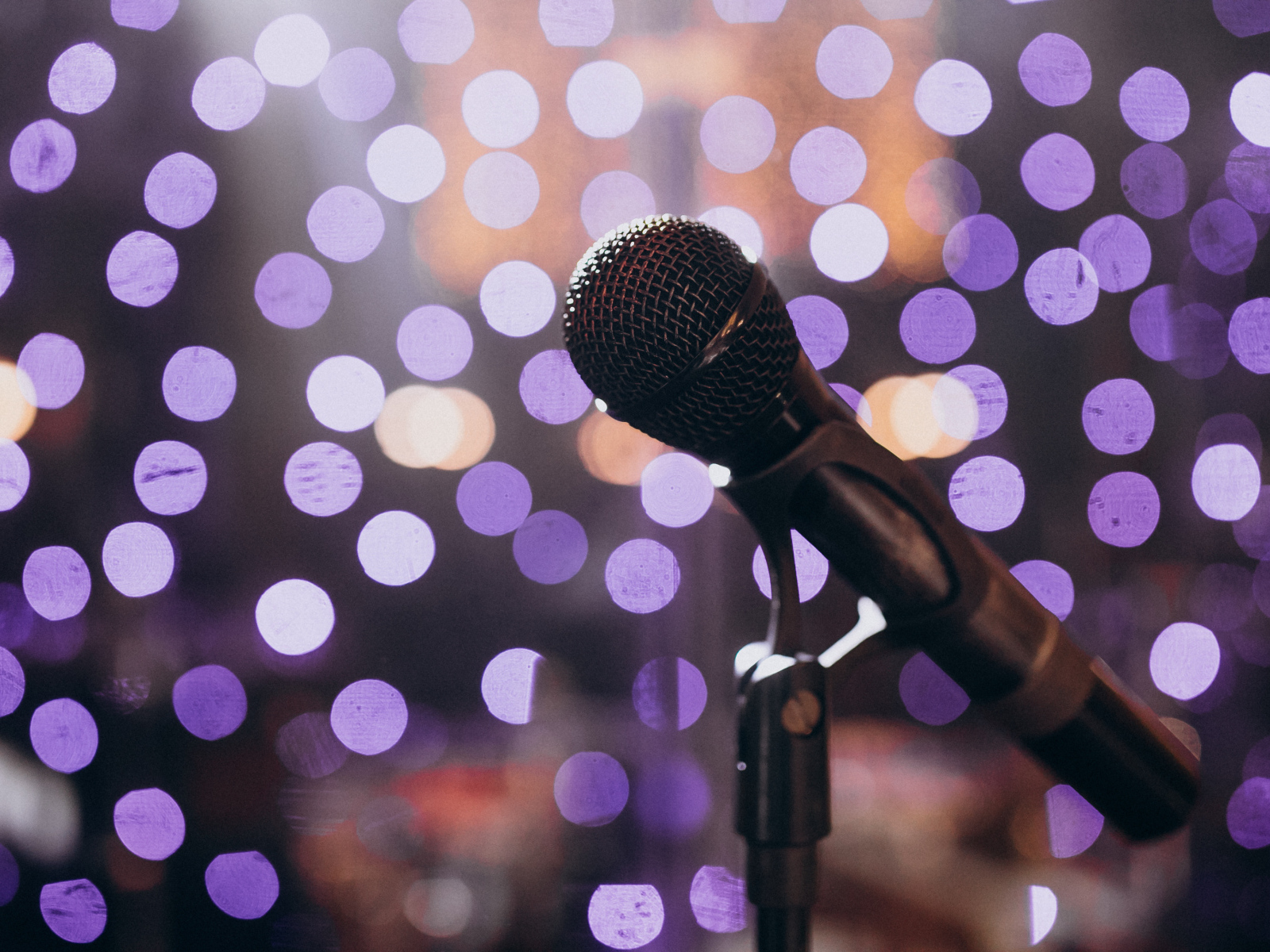 Черный микрофон для вокала на ярком фоне