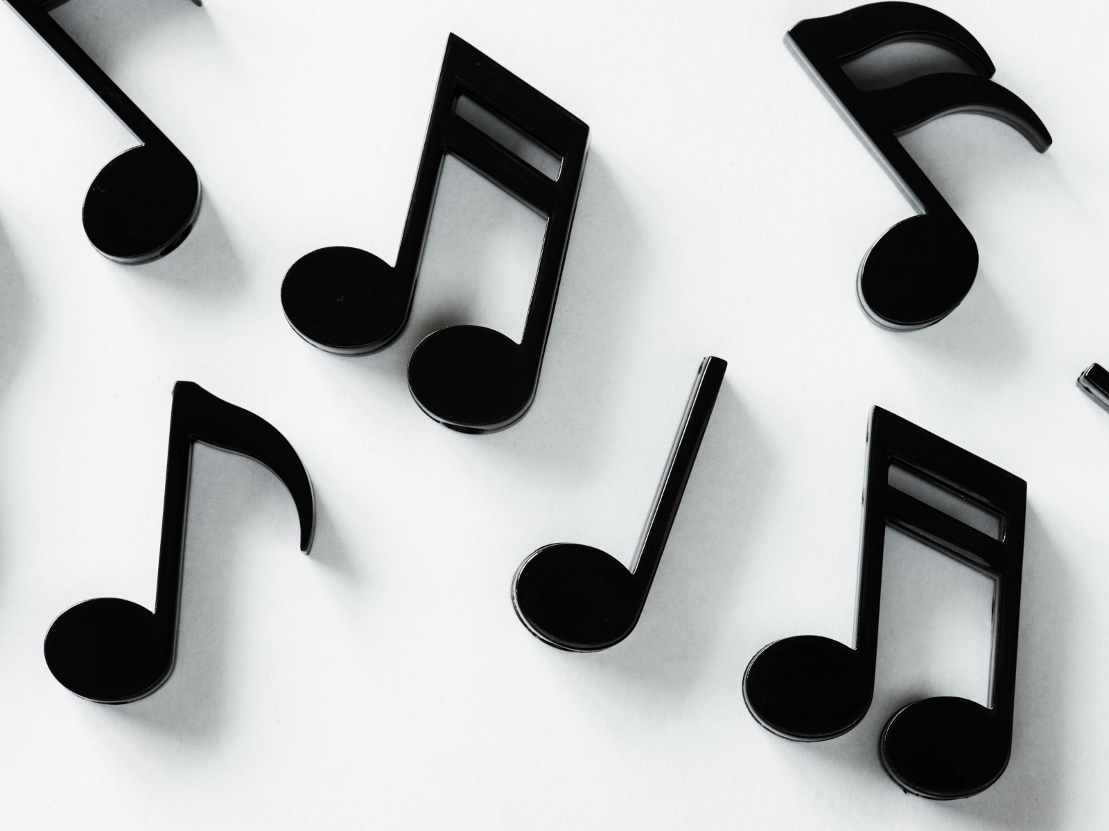 Черные ноты на белом фоне