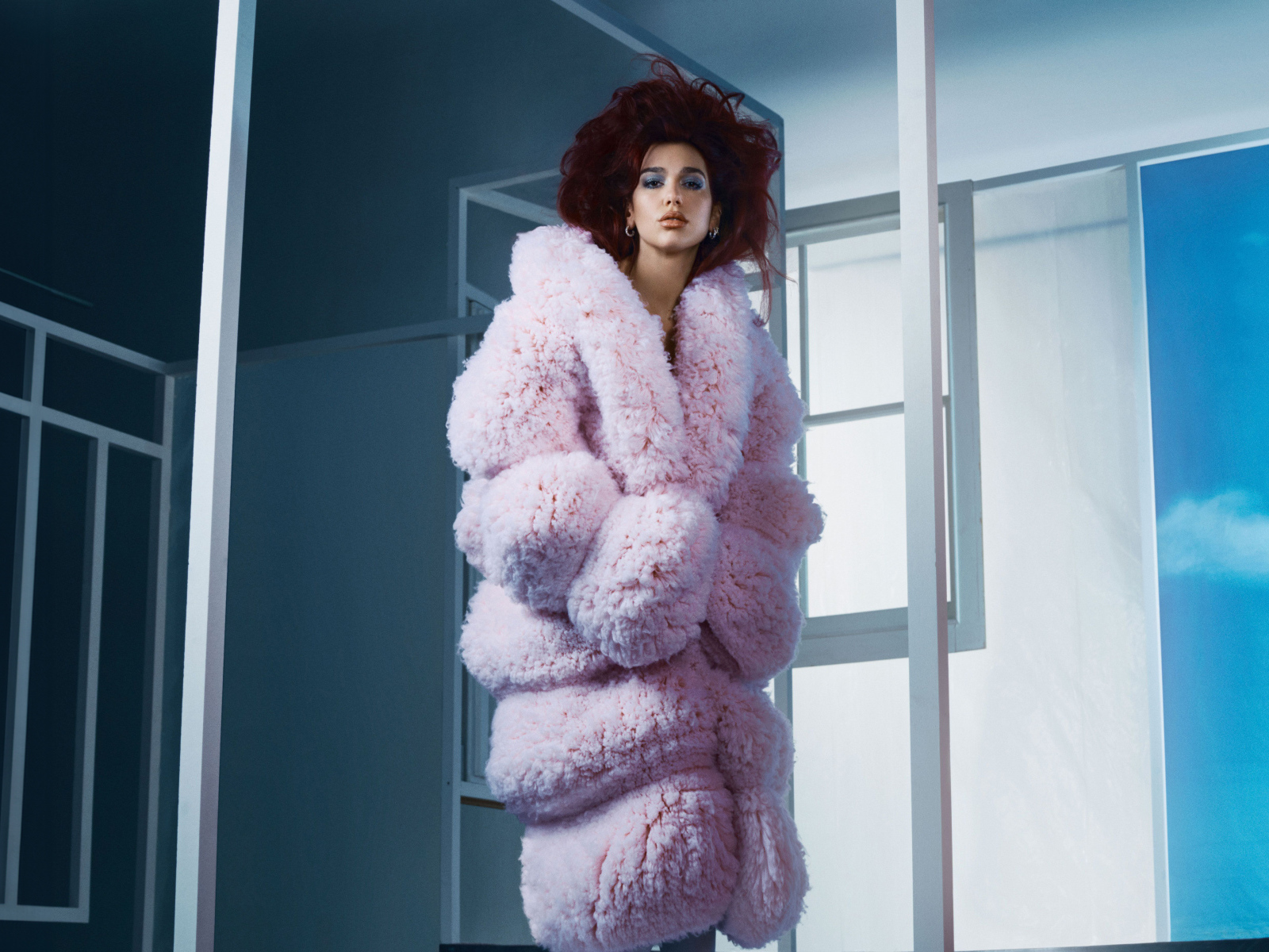 Яркая певица Дуа Липа в розовой шубе