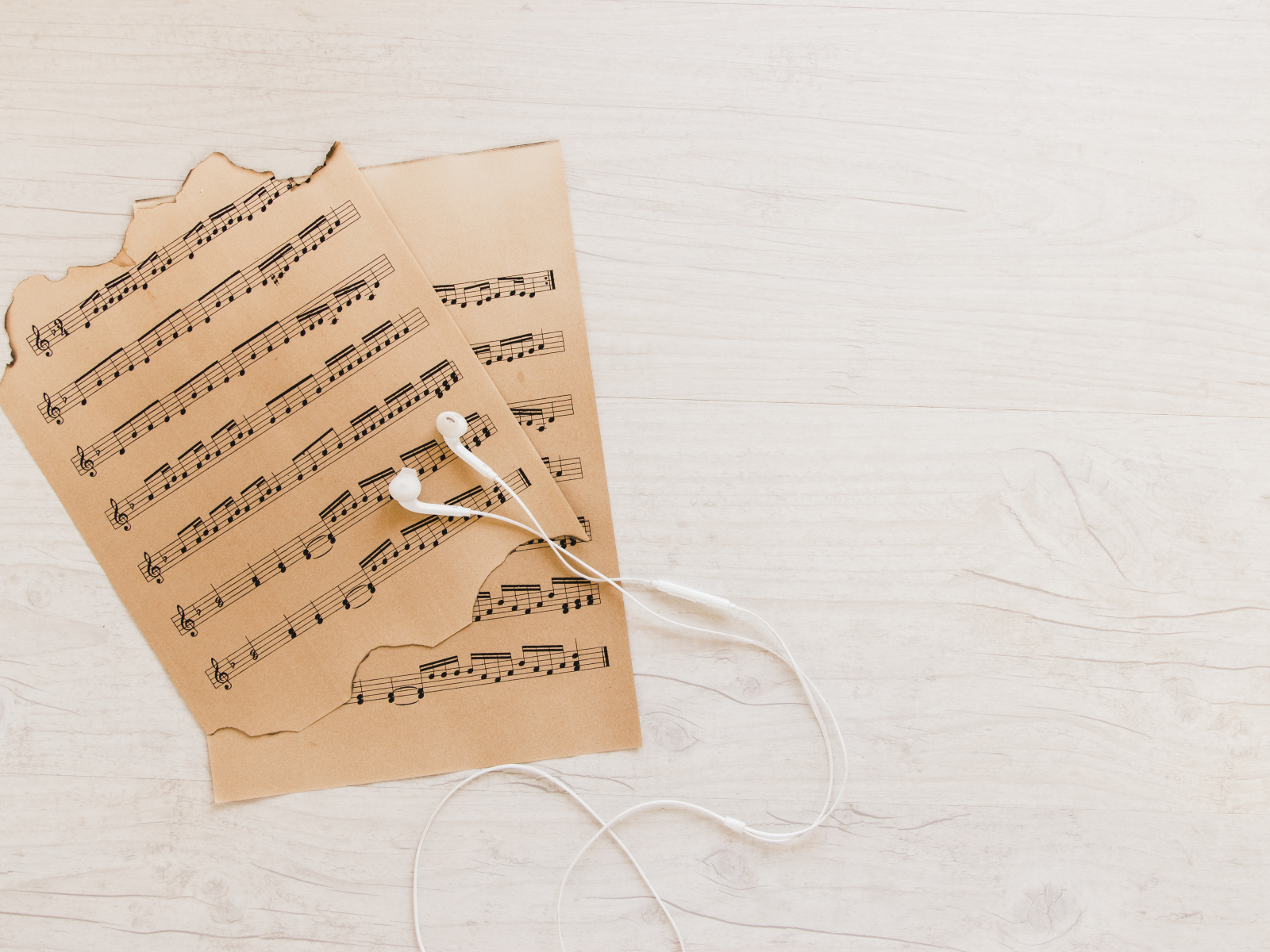 Сожженные ноты с наушниками 