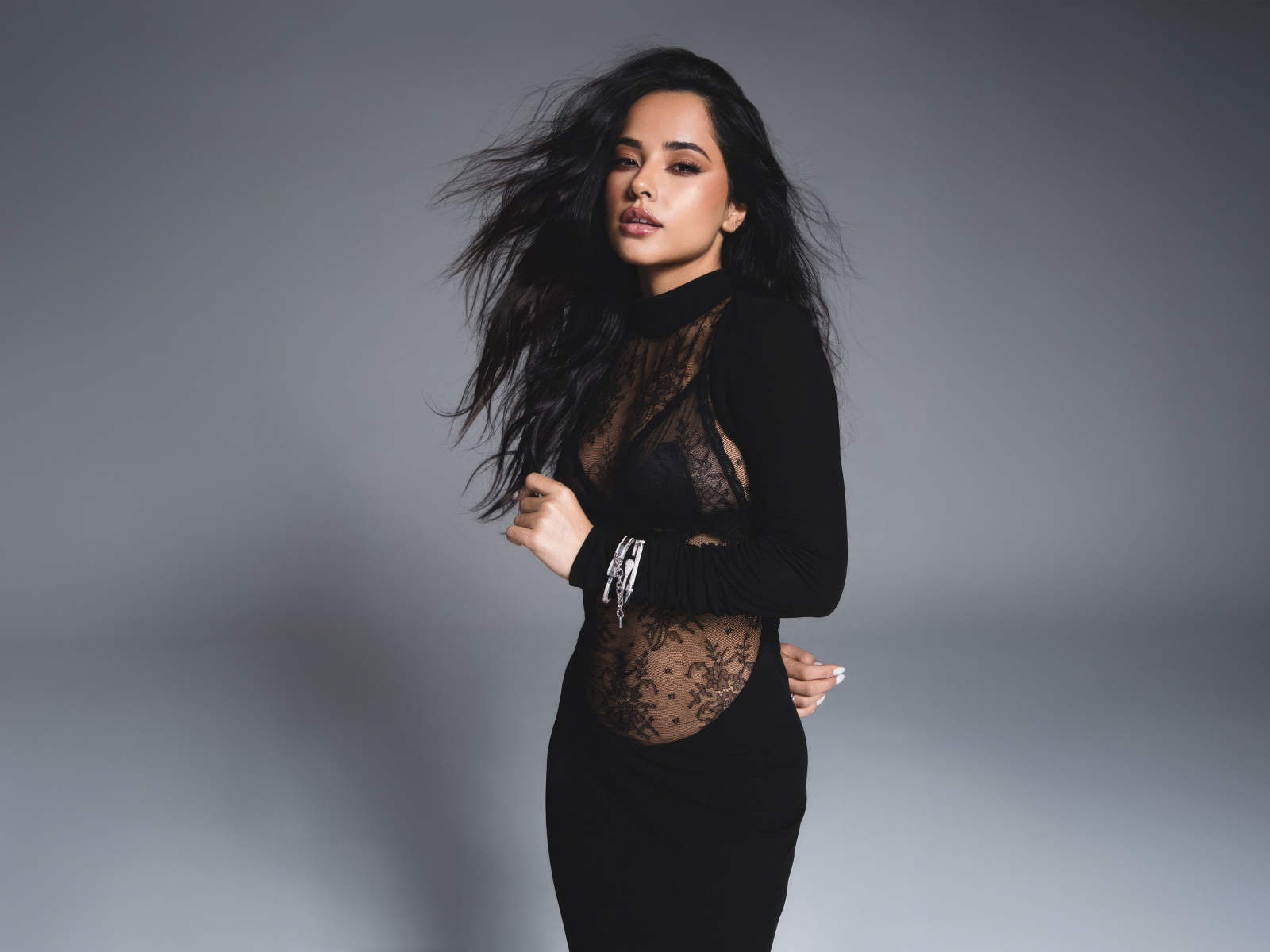 Милая девушка Бекки Джи в черном платье на сером фоне