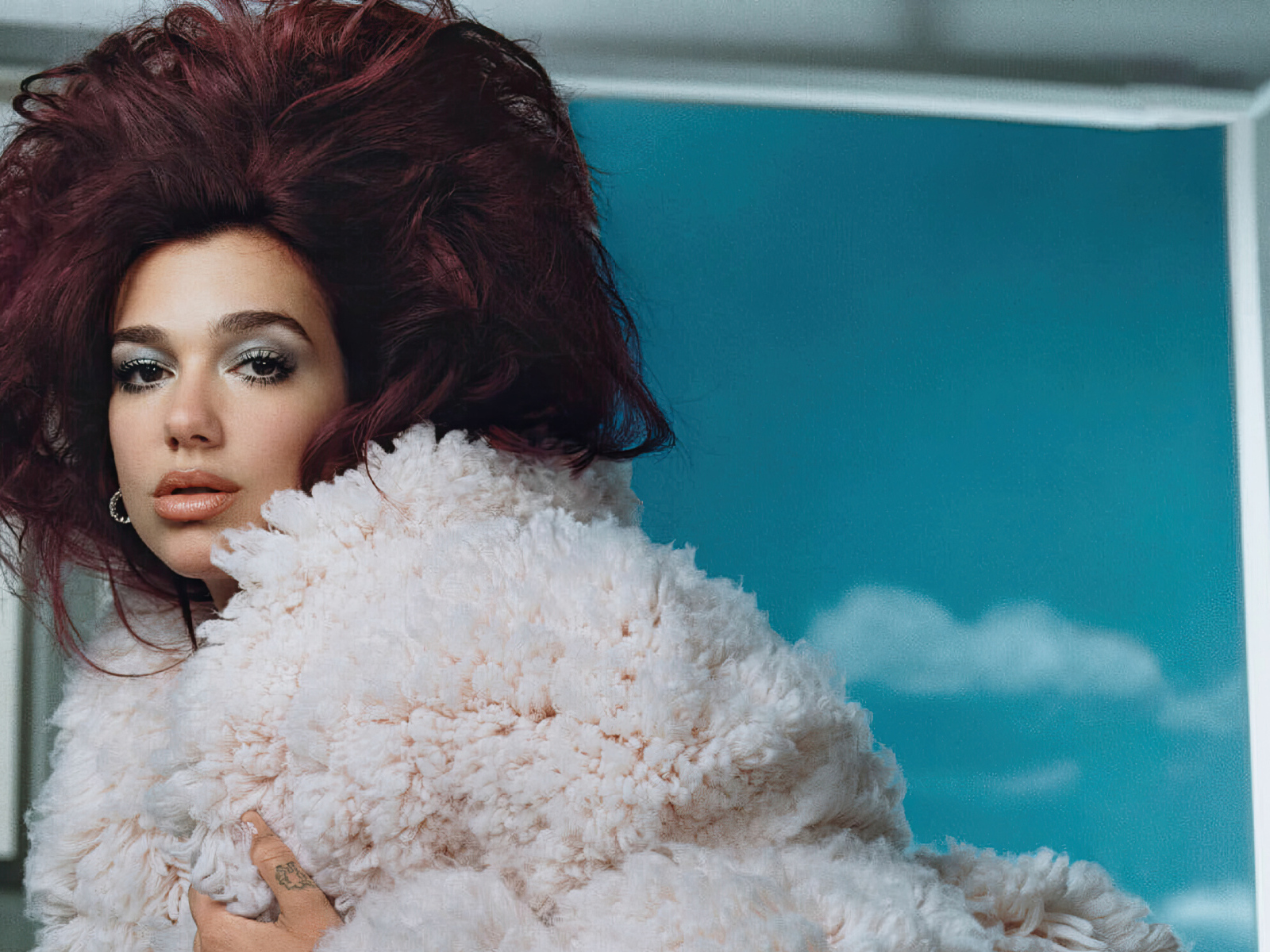 Прическа на голове певицы Дуа Липа