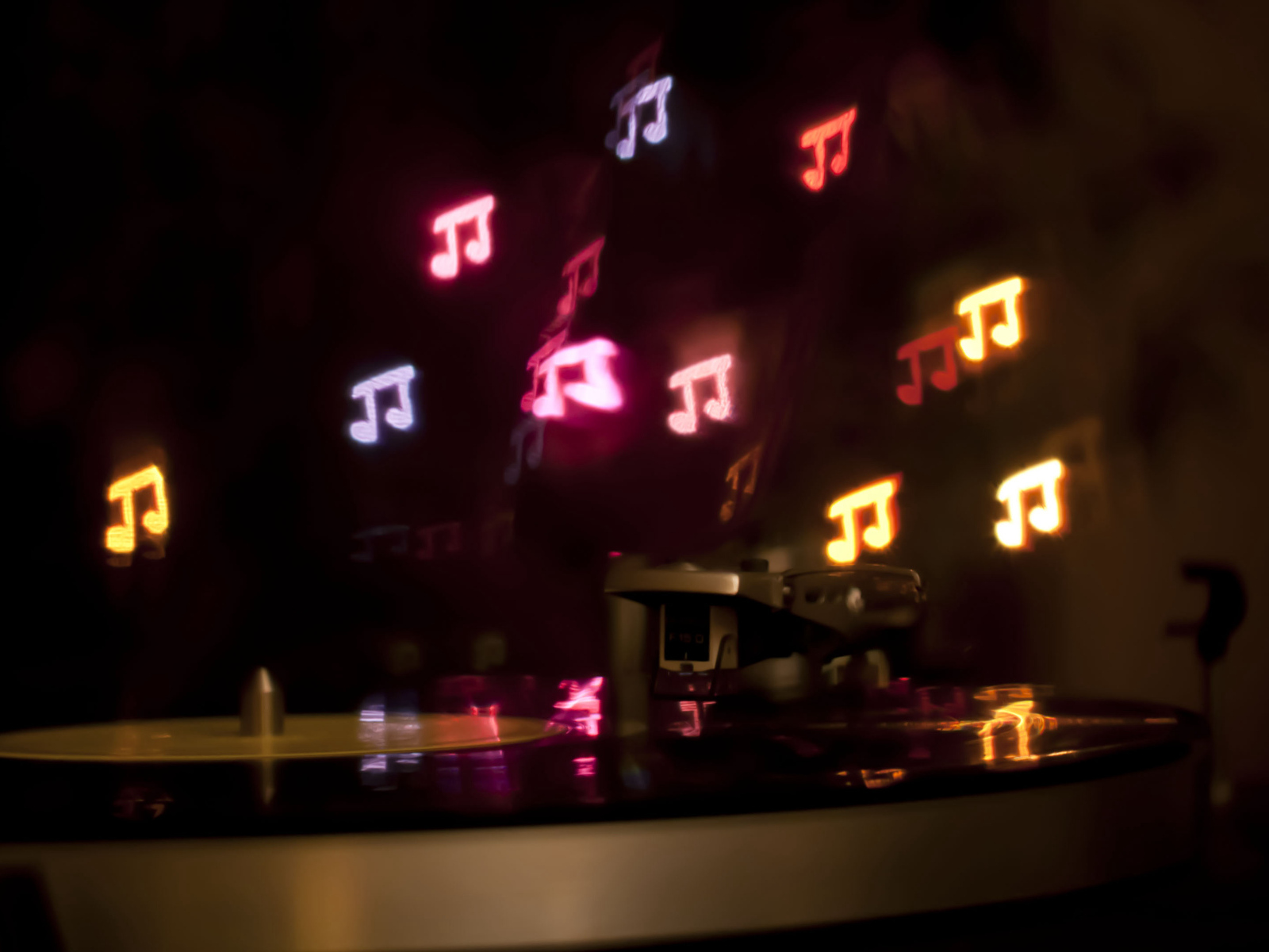 Разноцветные неоновые ноты над пластинкой