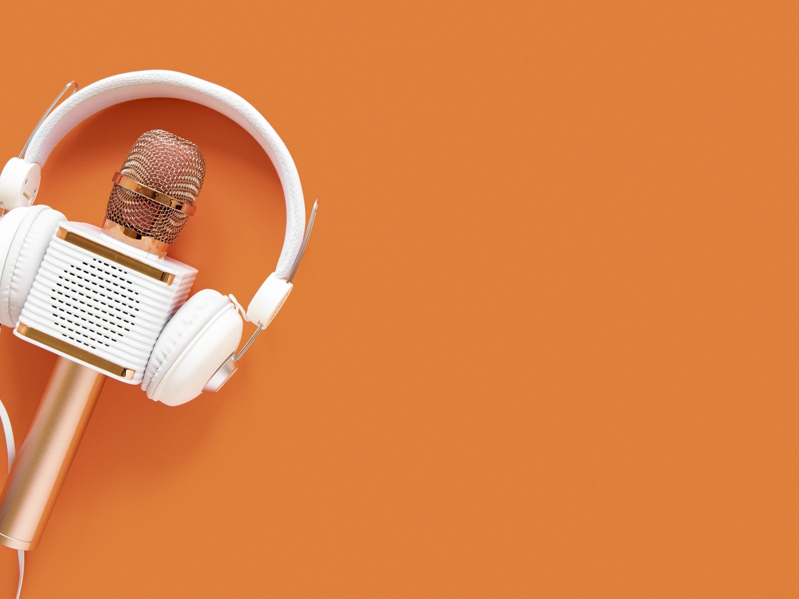 Радио микрофон и наушники на оранжевом фоне