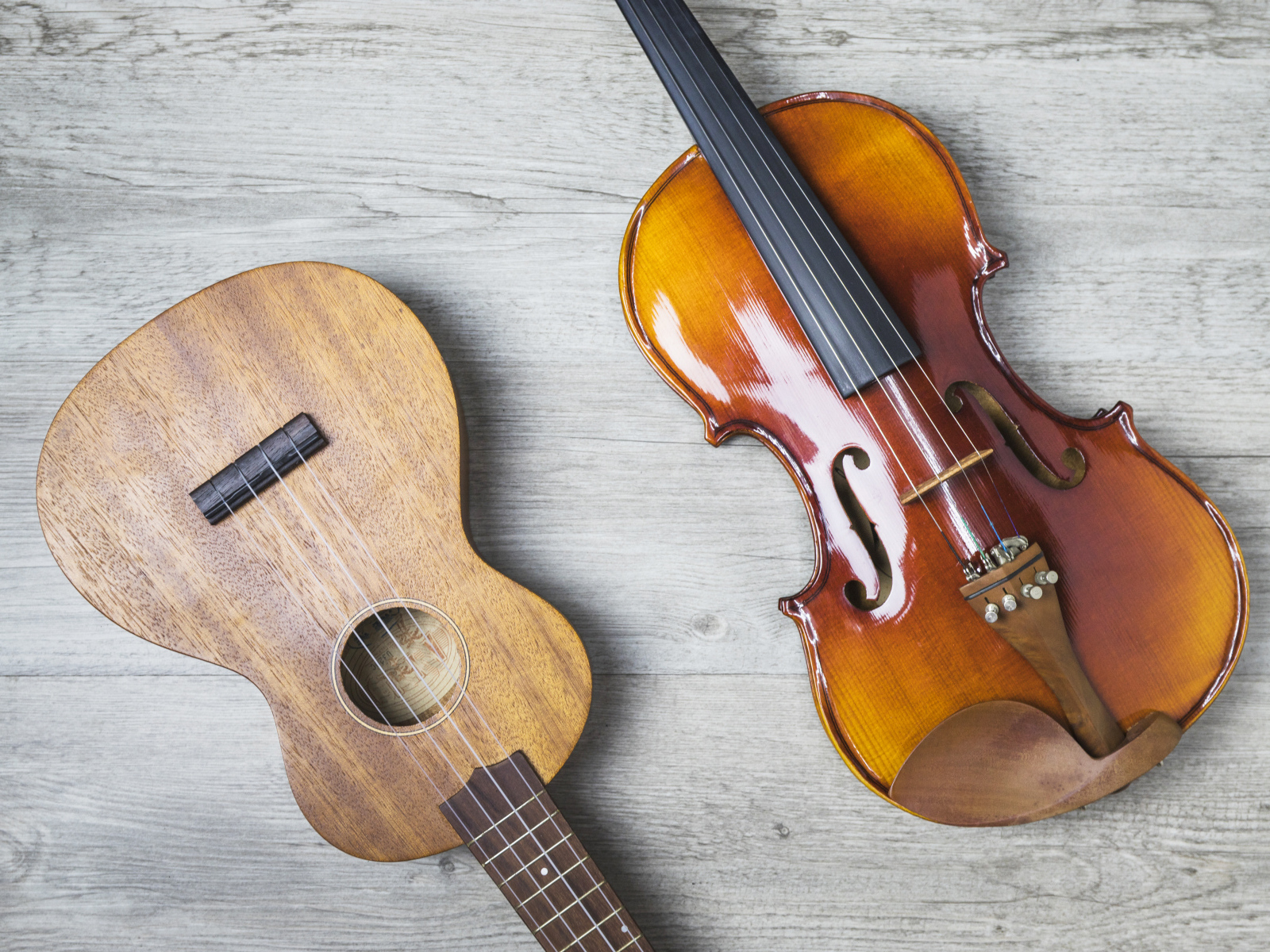 Скрипка и гитара на деревянном столе