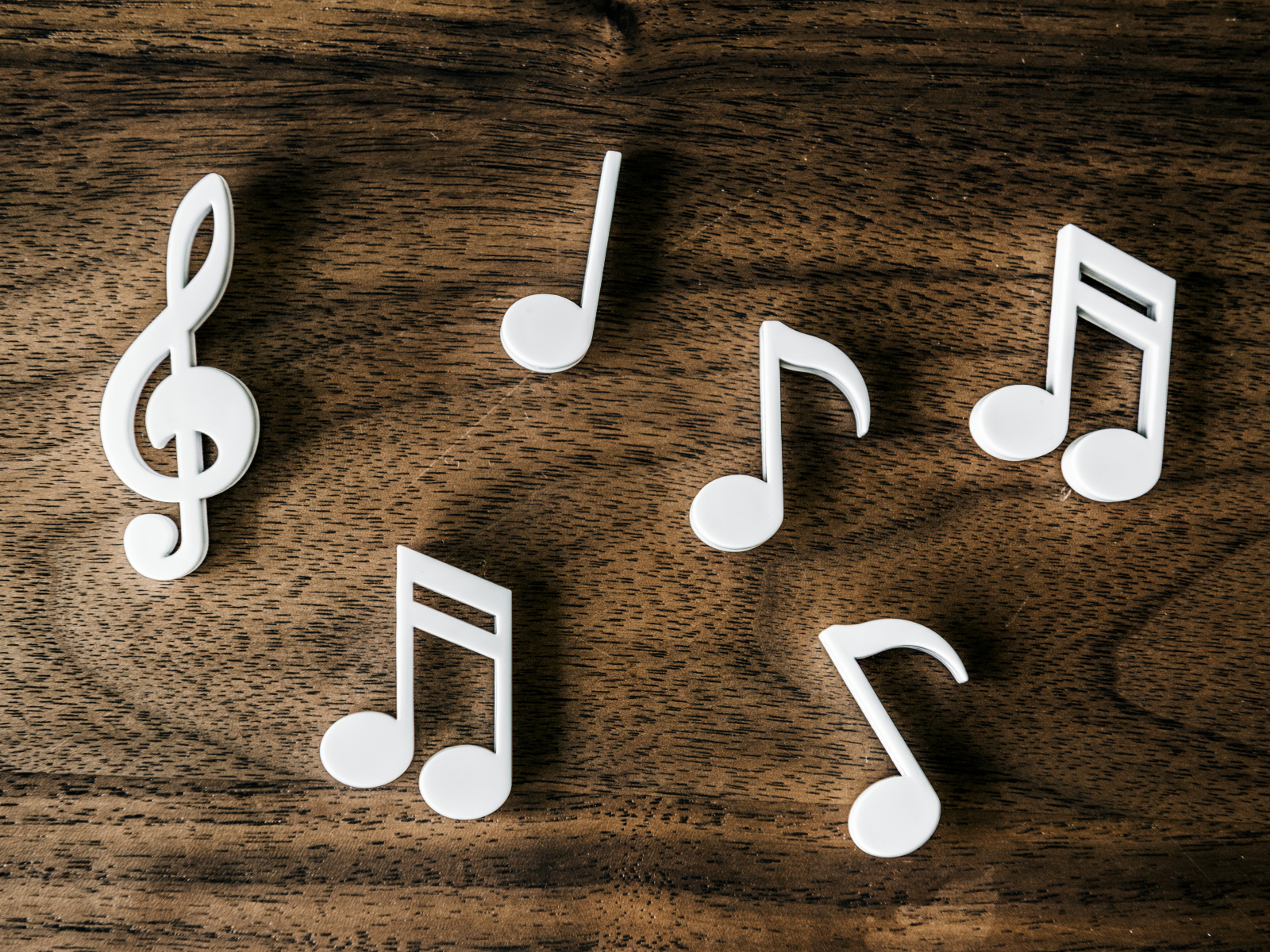 Белые ноты на деревянном столе