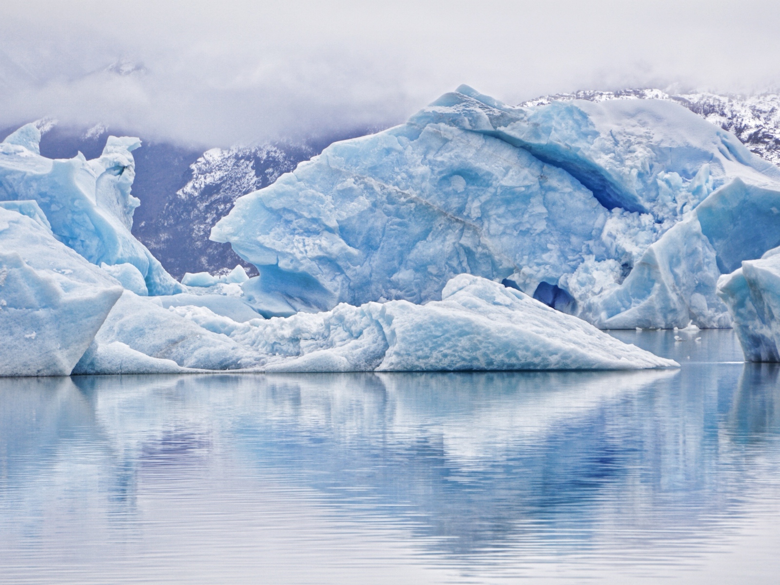 Большой голубой айсберг в воде