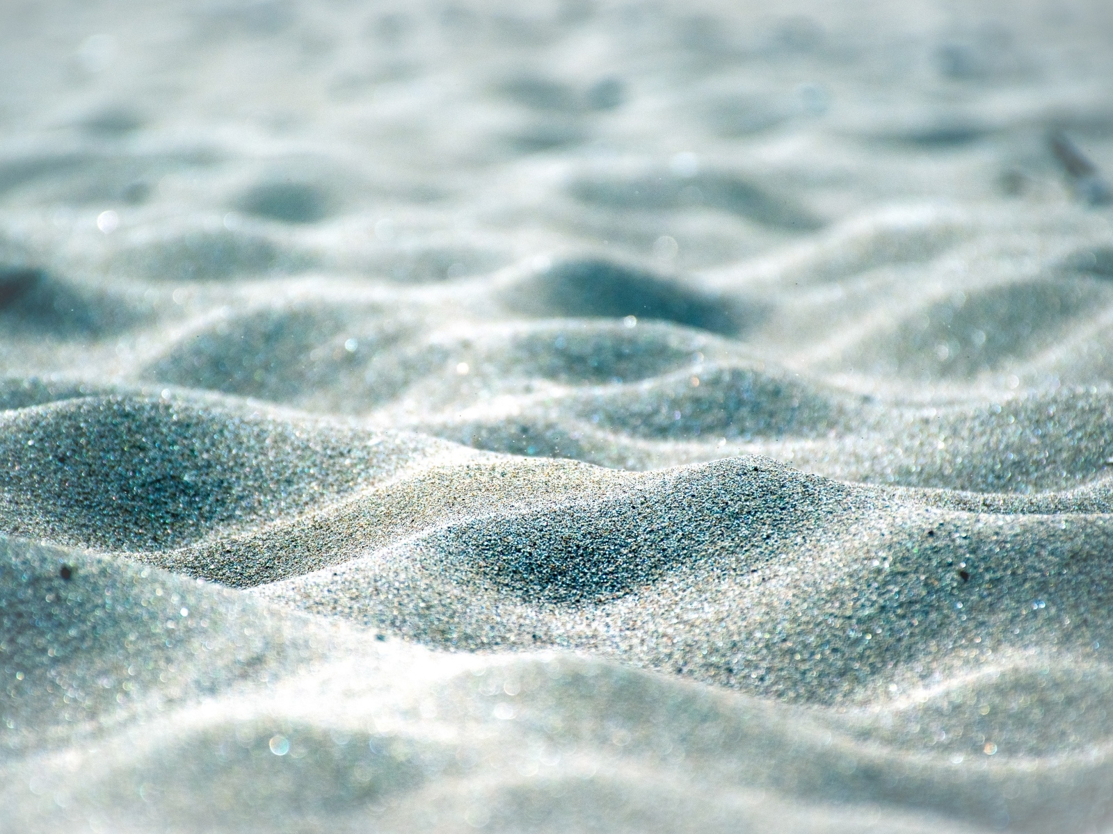 Блестящие волны песка на пляже