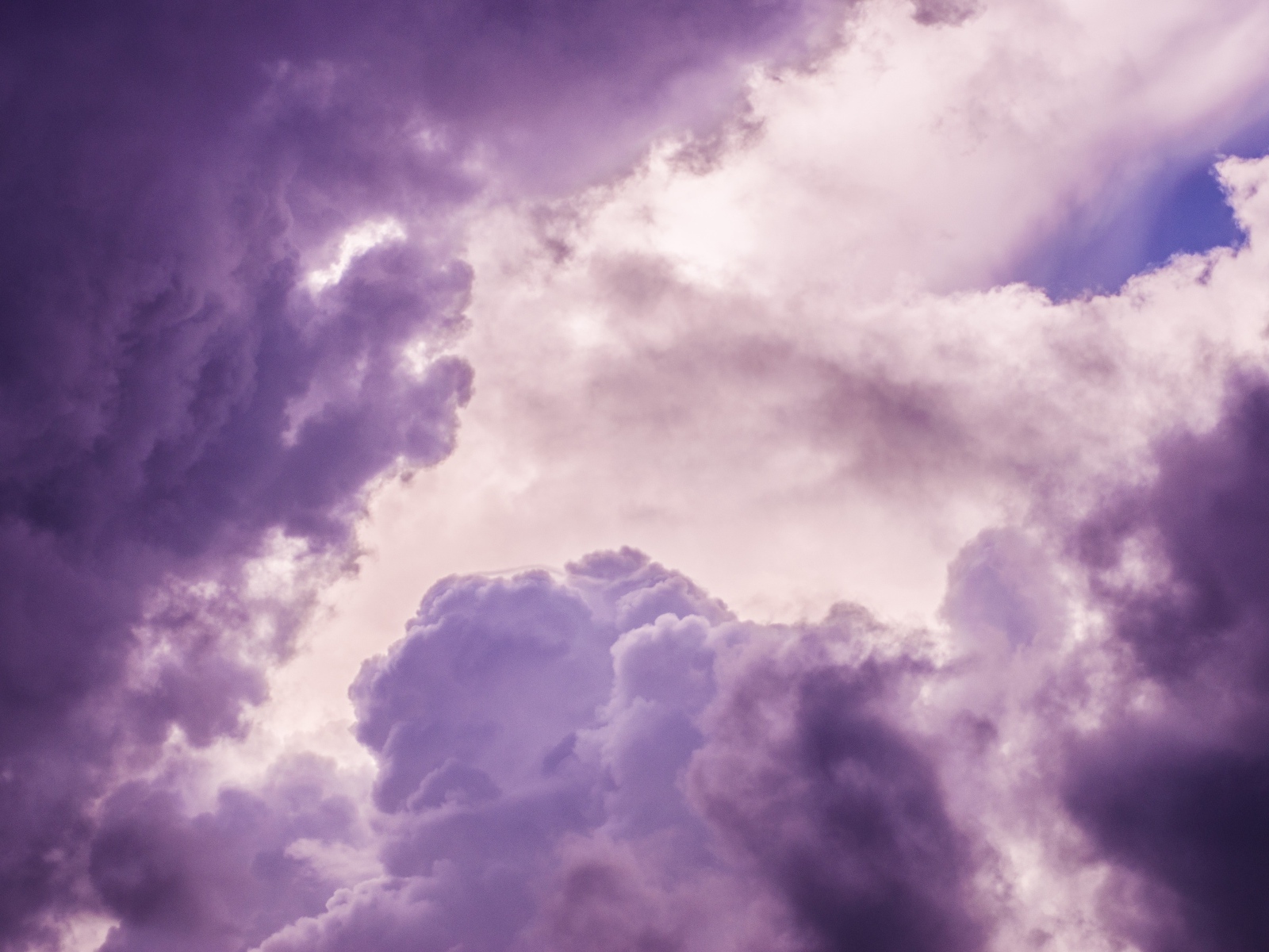 Фиолетовые грозовые облака в небе