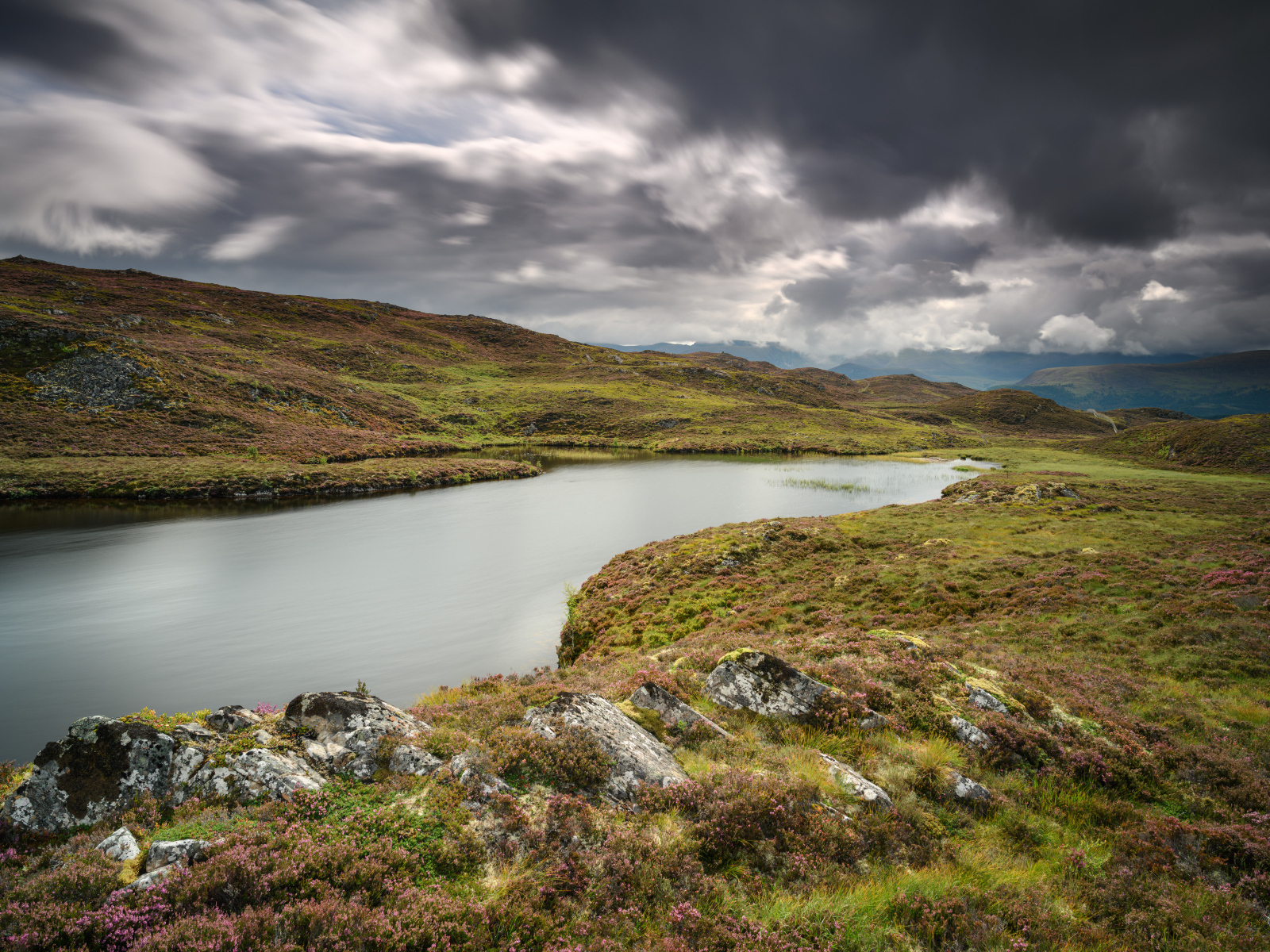 Густые грозовые облака над рекой 