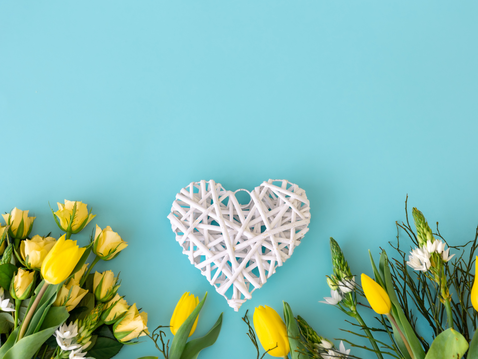 Голубой фон с белым сердцем и желтыми цветами