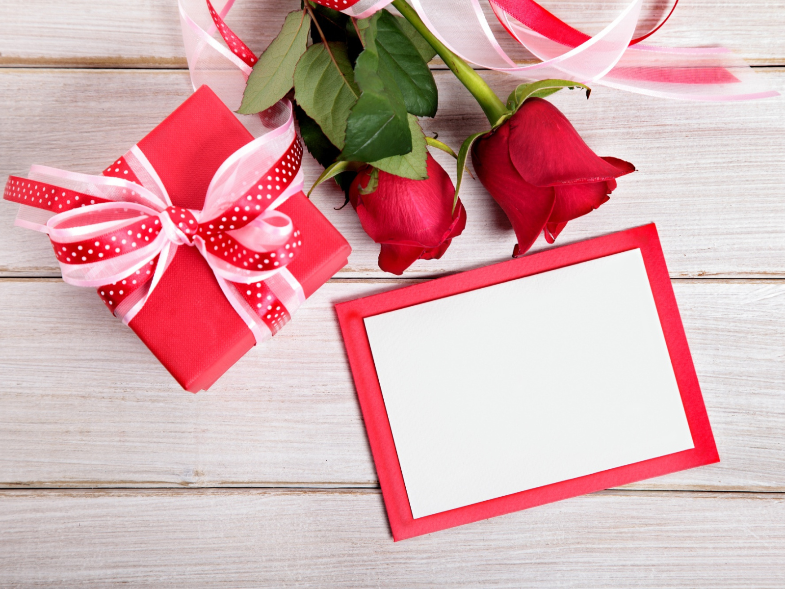 Подарок, рамка для фото и две розы, шаблон для открытки
