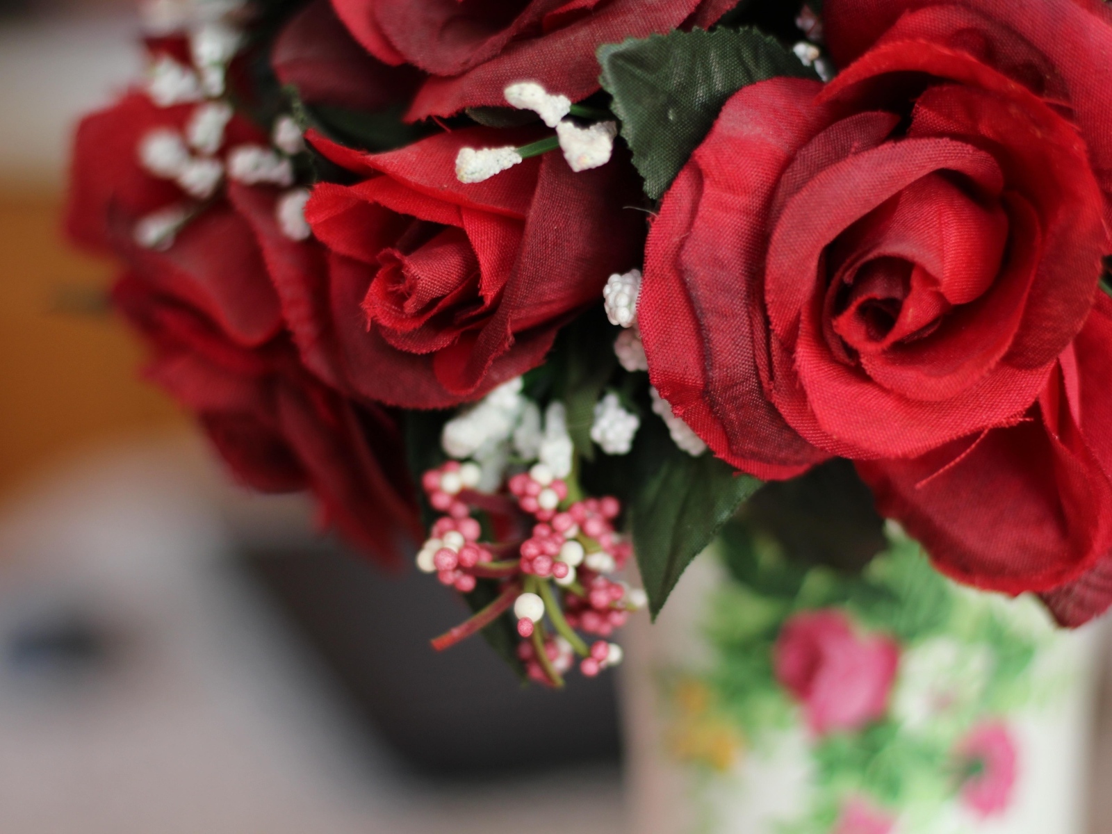 Красные искусственные розы на столе