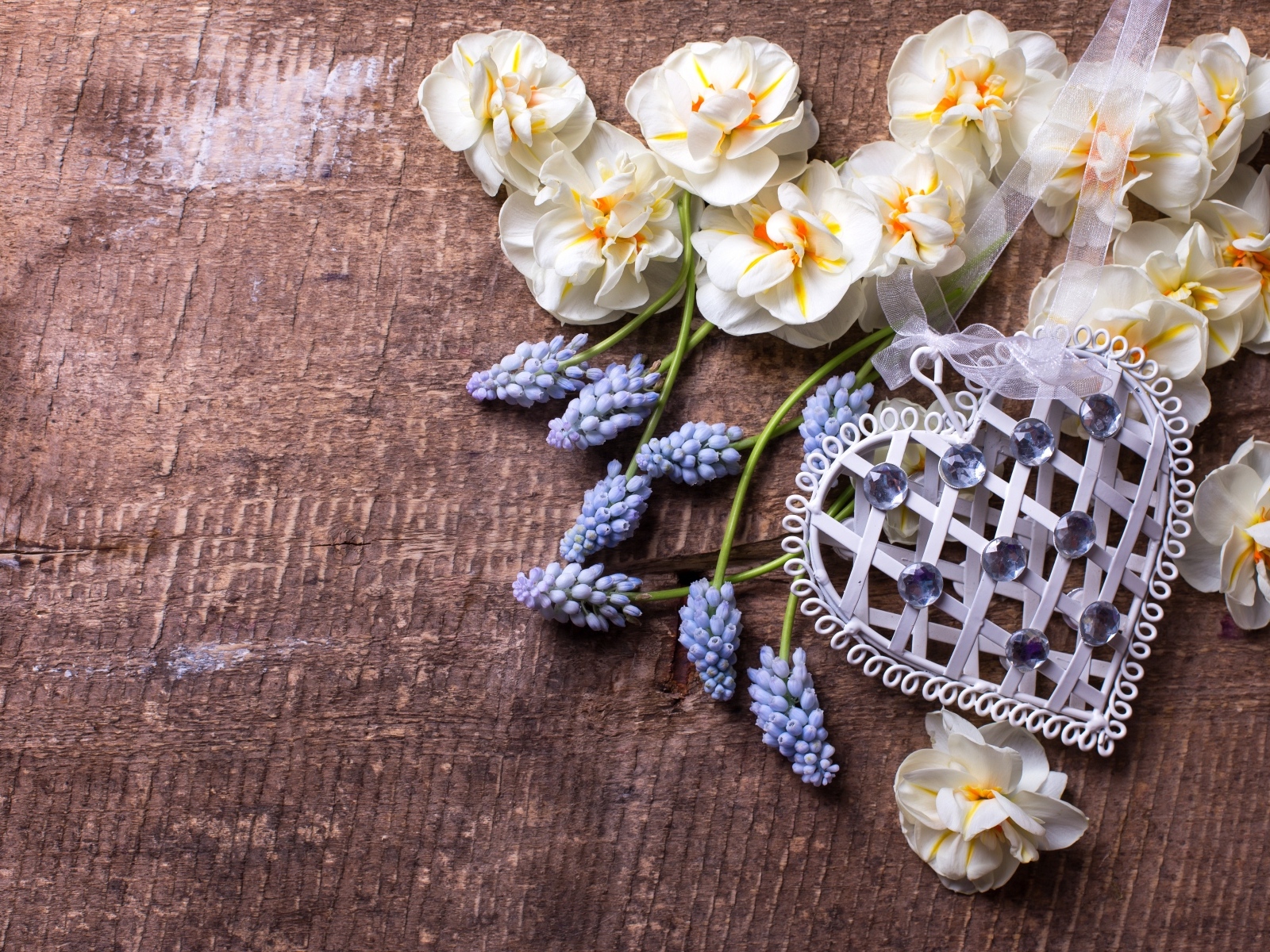 Весенние цветы с сердцем на деревянном столе