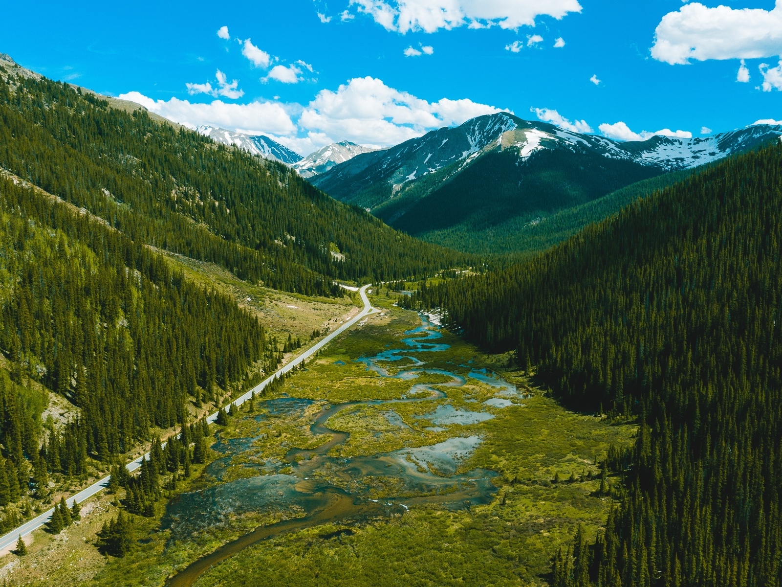 Красивый вид на реку и покрытые зеленью горы