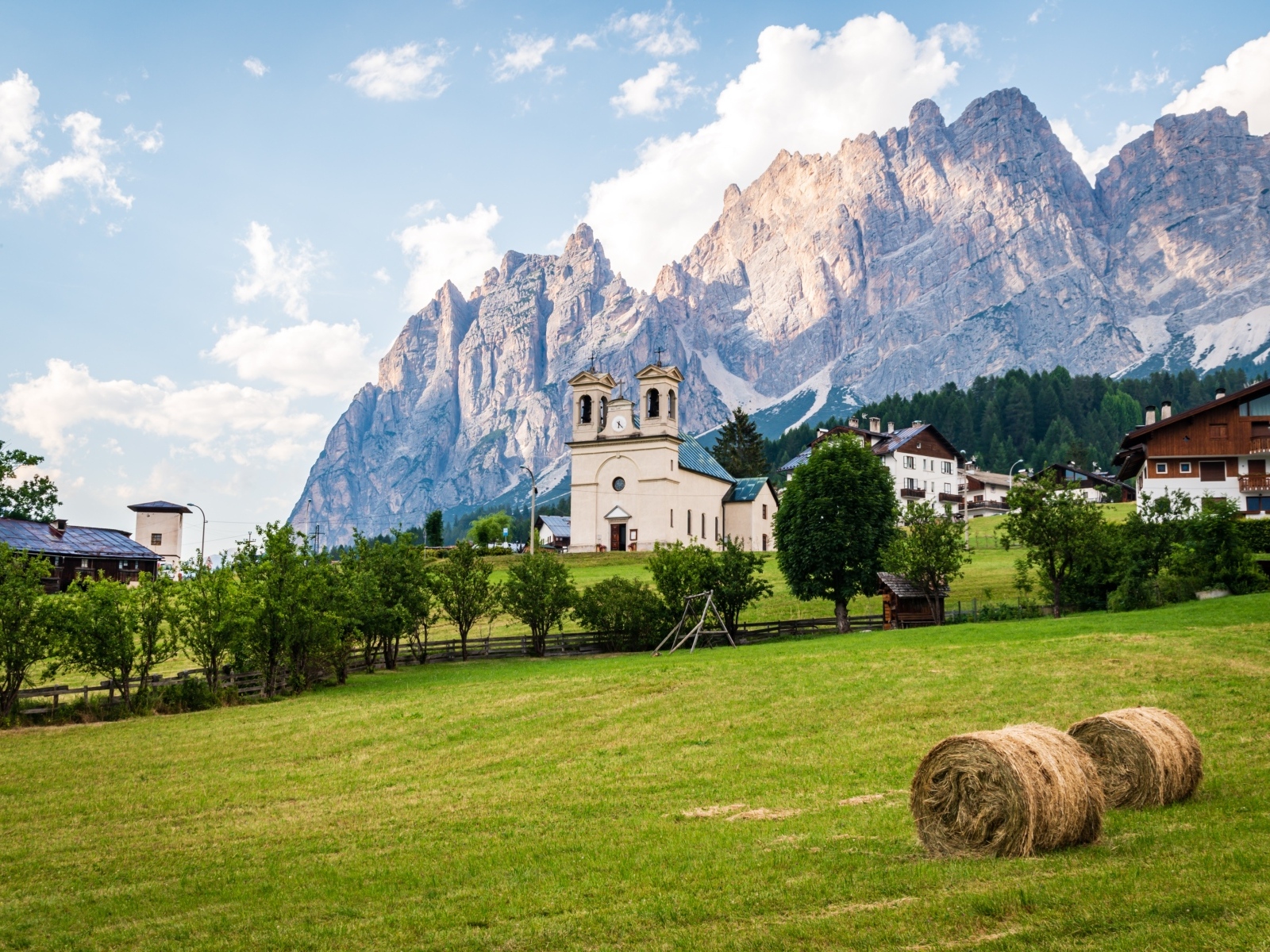 Католическая церковь у горы