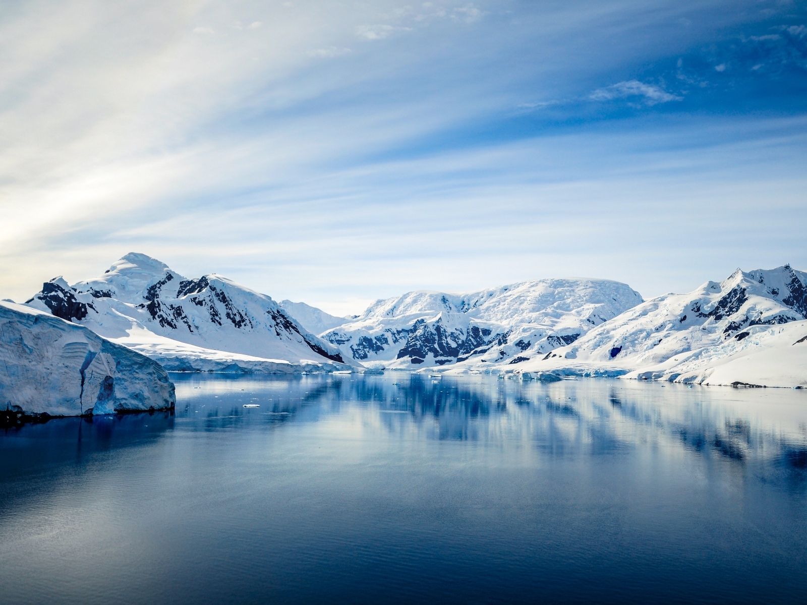 Покрытые холодным белым снегом горы у моря