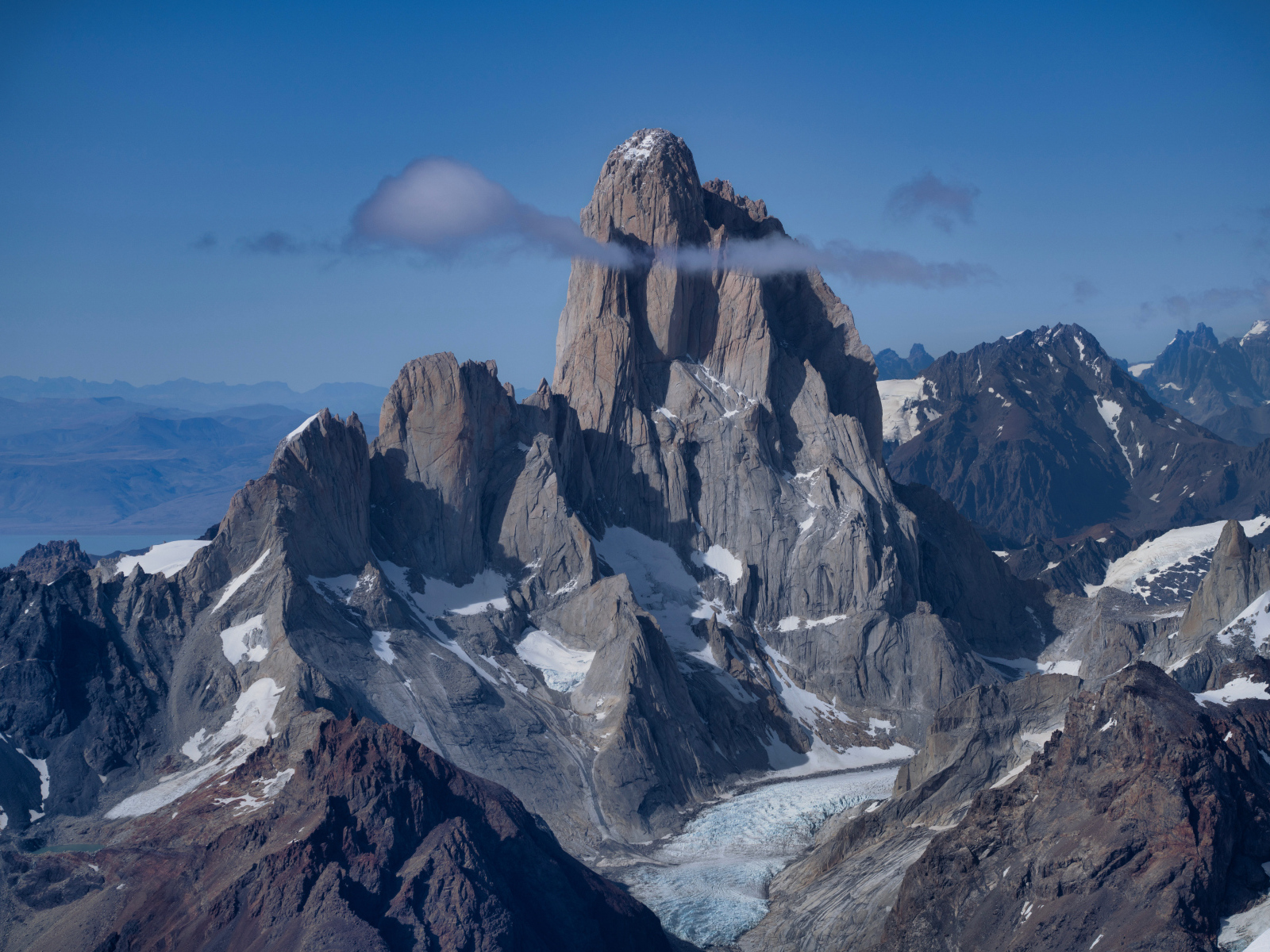 Острая горная вершина Фицрой под голубым небом, Аргентина