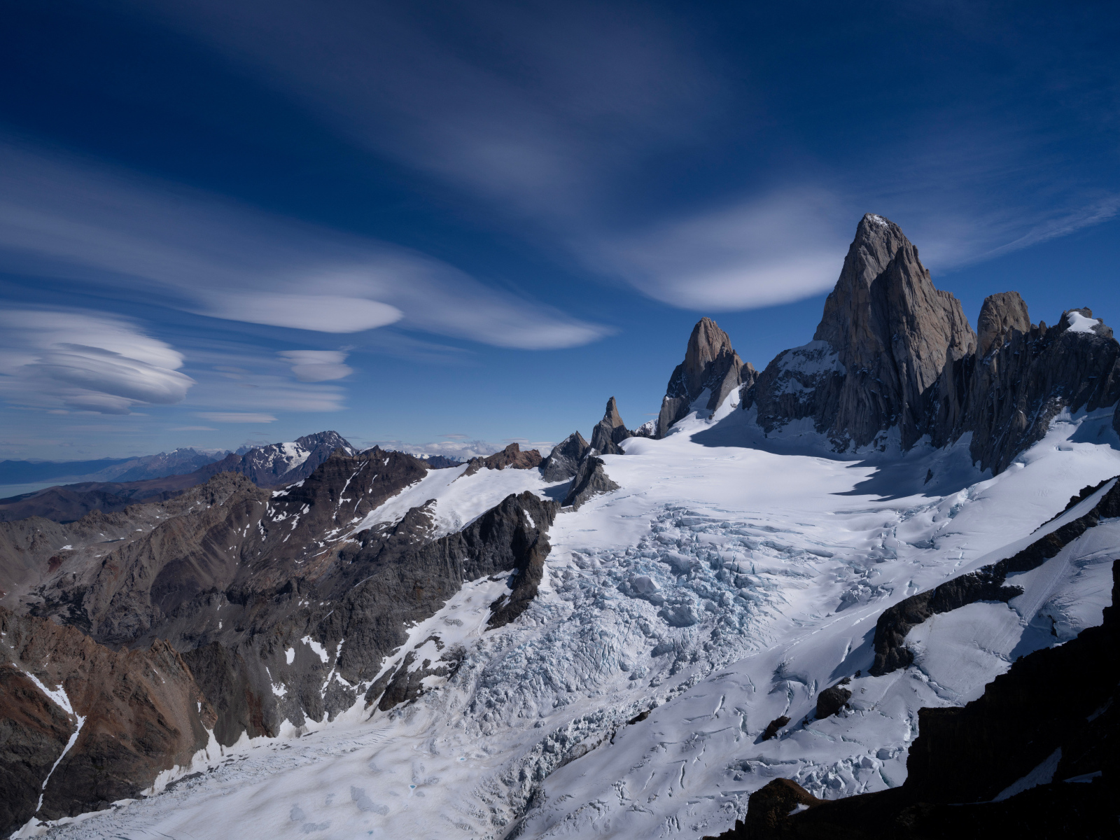 Снег на горной вершине Фицрой под голубым небом, Аргентина