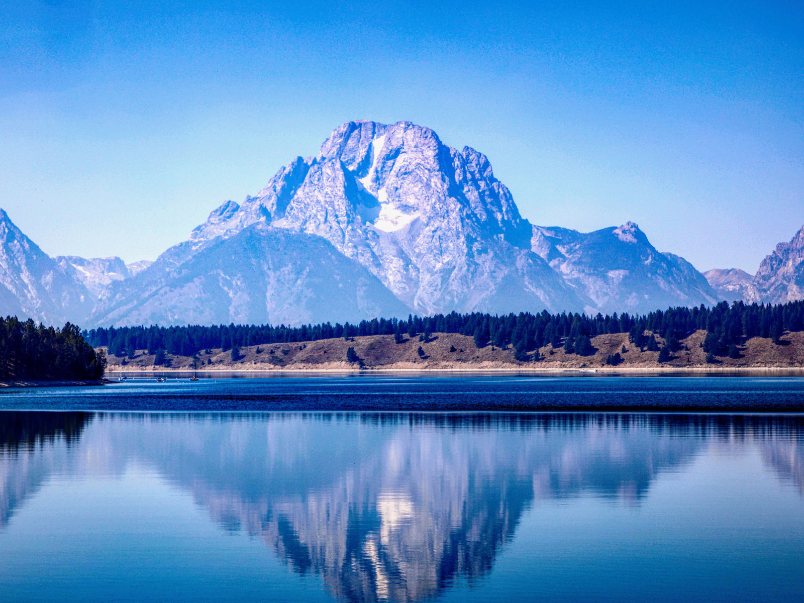 Вид на горную вершину у озера 