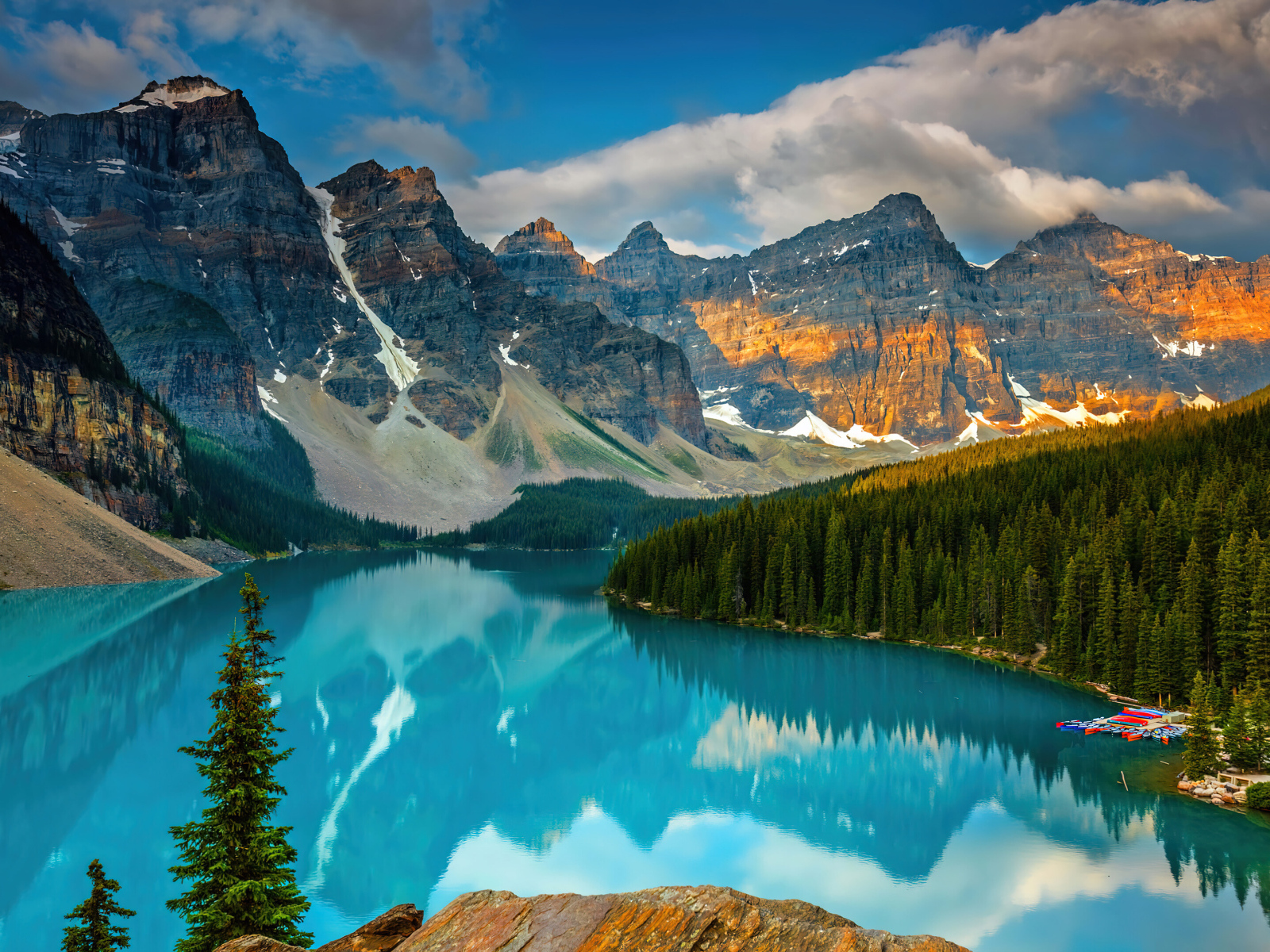 Голубая вода в реке озера на фоне высоких скал 