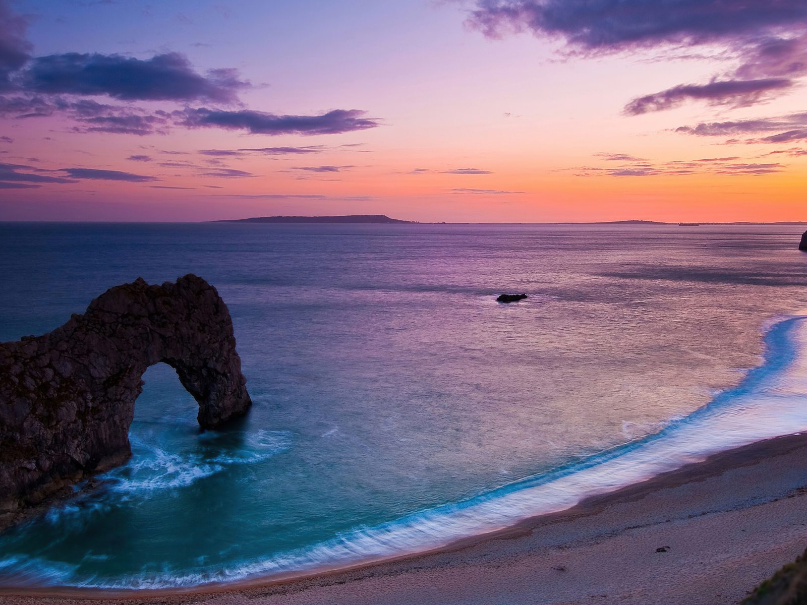 Красивый вид на берегу моря и арку в скале под красивым небом 
