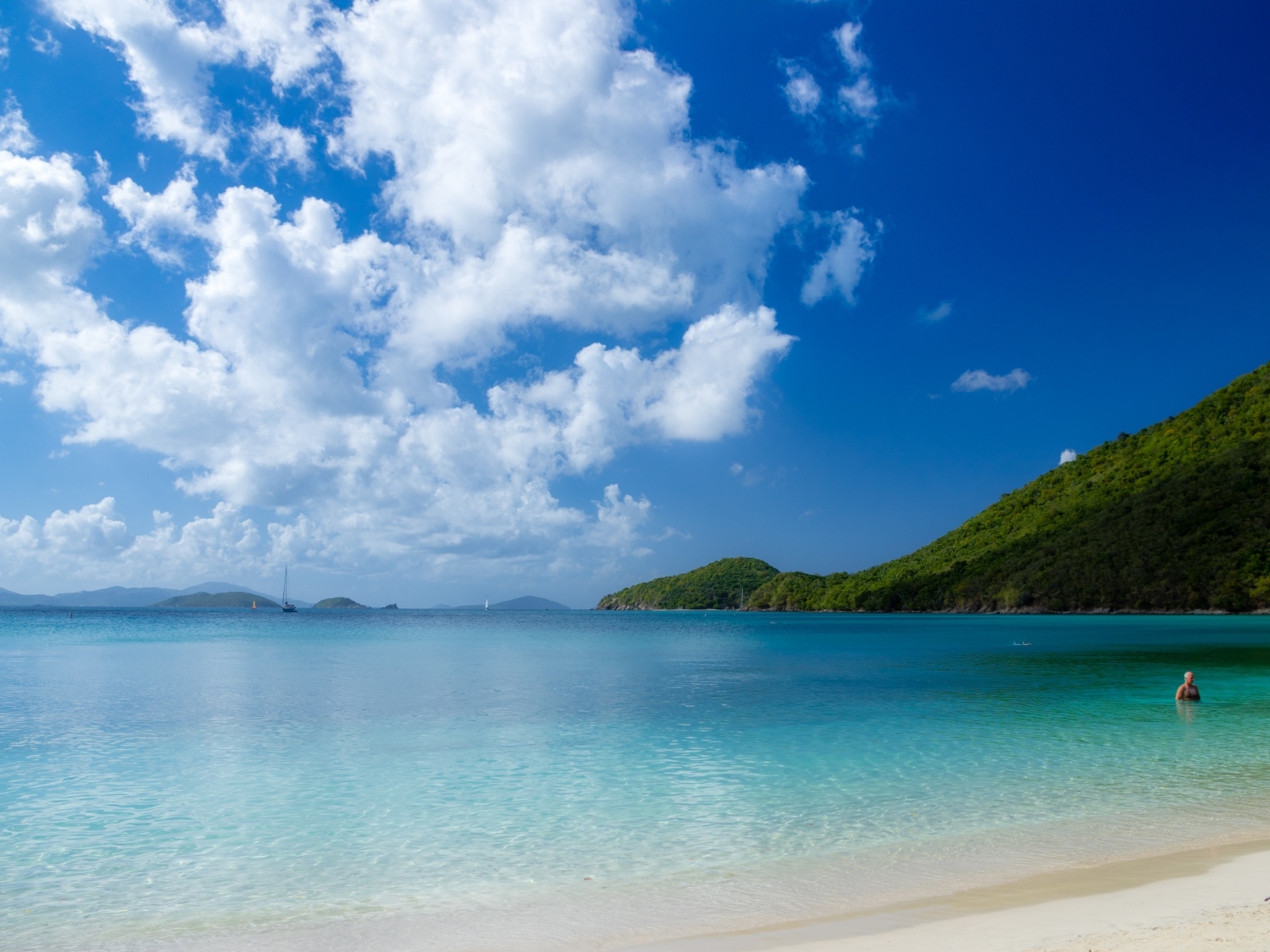 Большое белое облако над голубым океаном