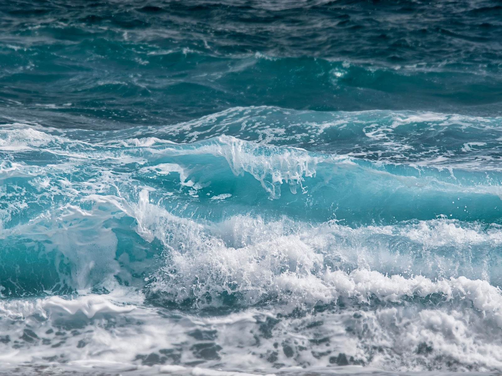 Голубые бушующие волны крупным планом