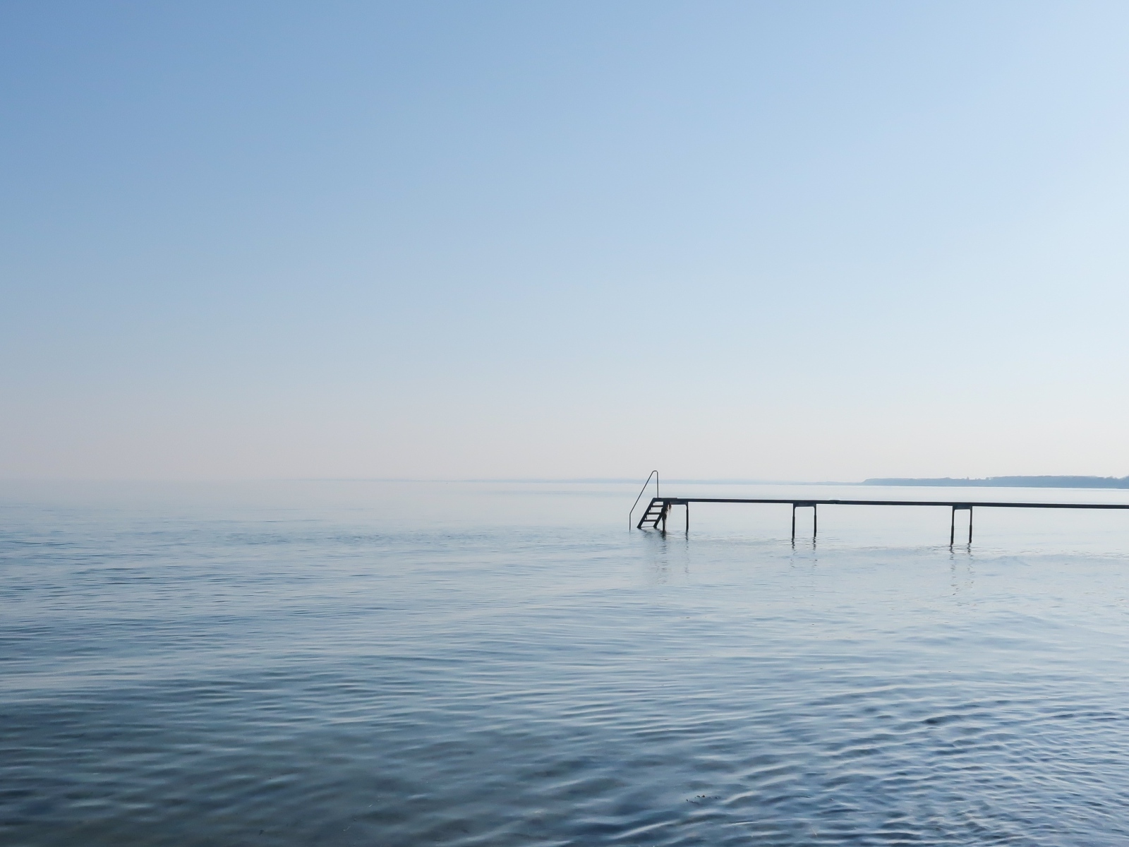 Мост в море в тумане