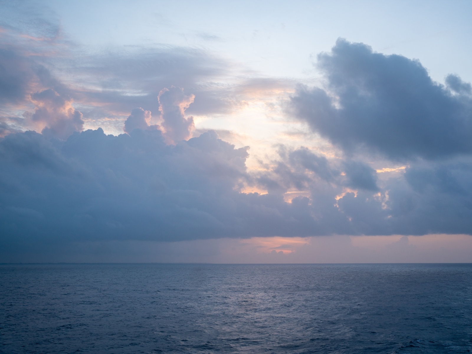 Густые белые облака над морем на рассвете летом