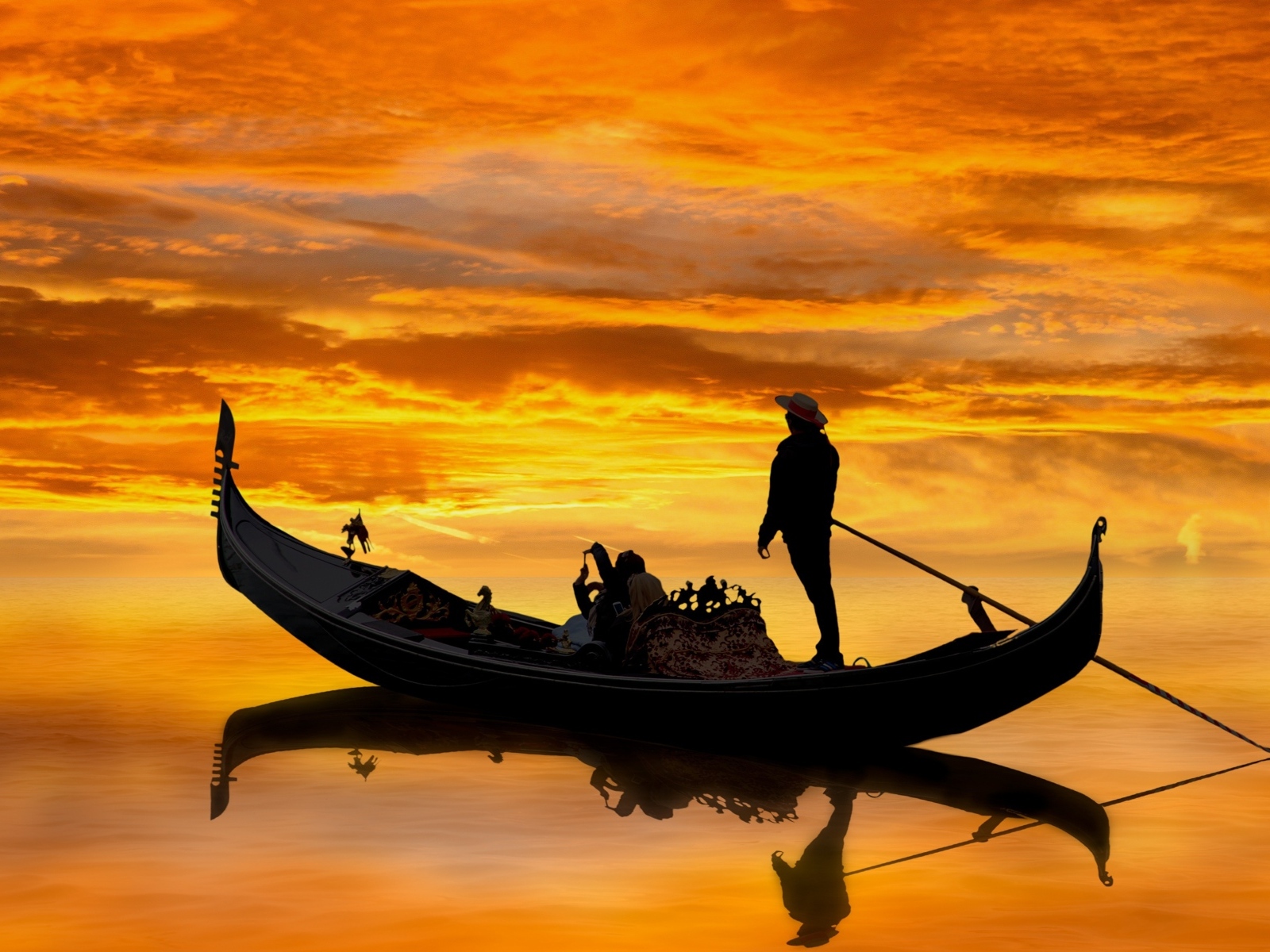 Мужчина на гондоле на закате