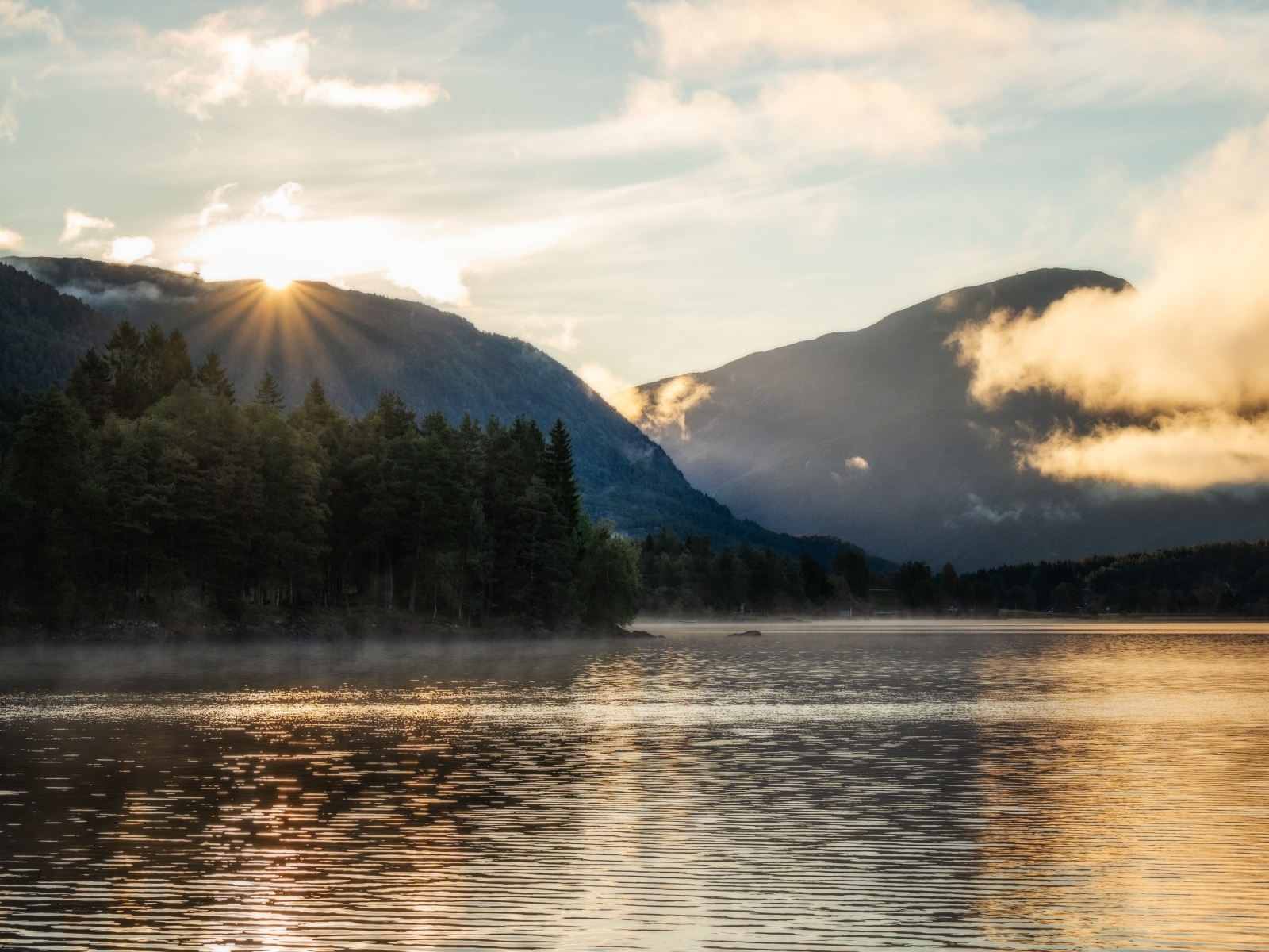 Горы и спокойное озеро на закате солнца