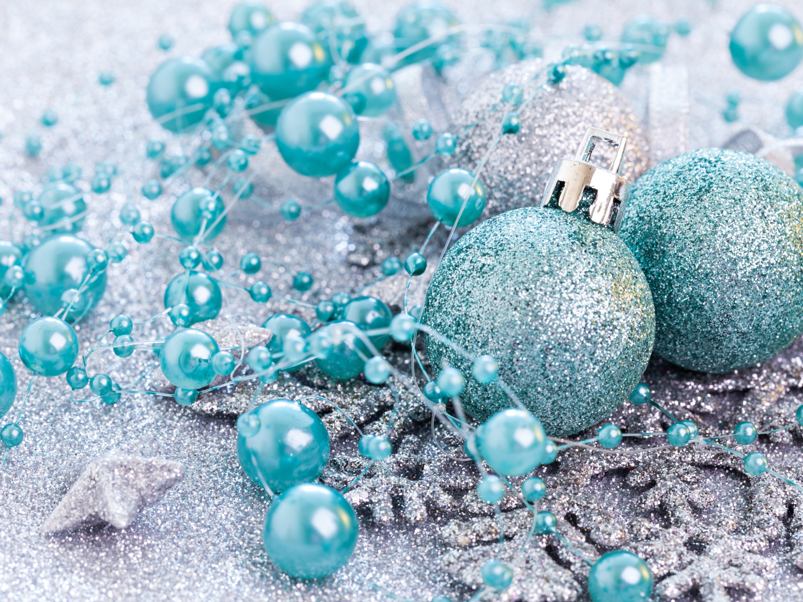 Красивые блестящие елочные шарики с бусами