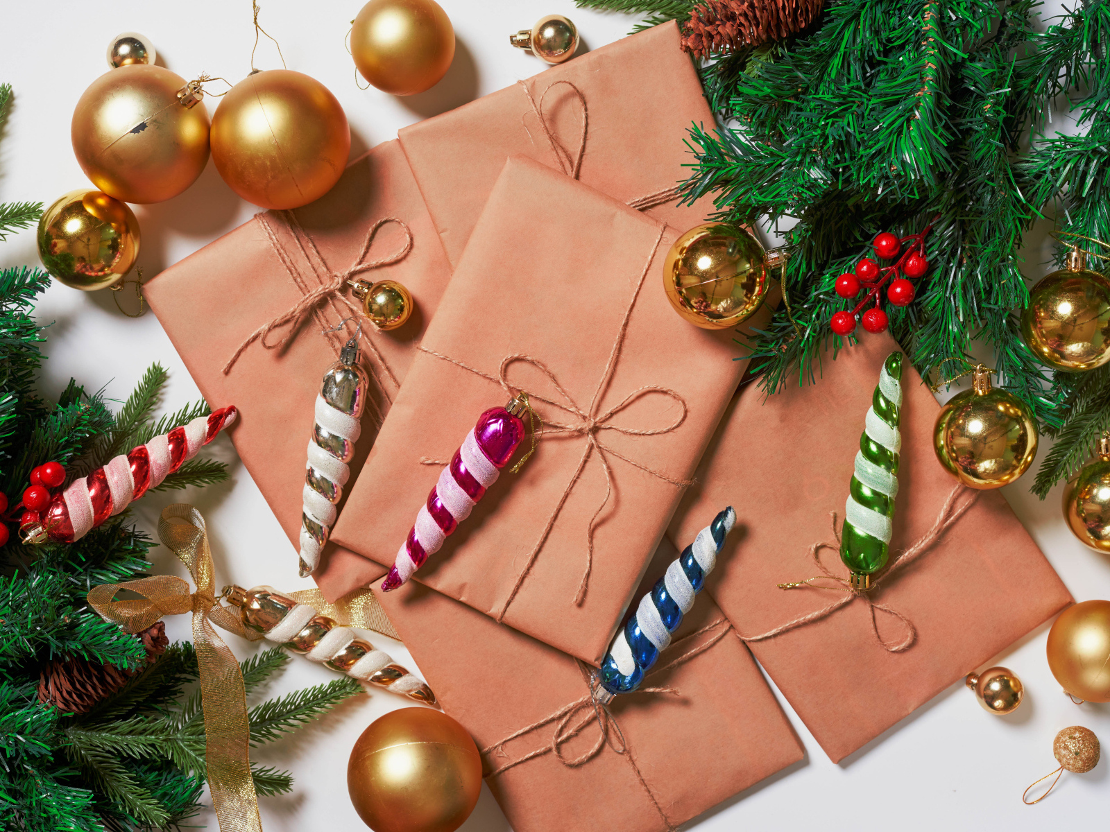 Подарки с игрушками и еловыми ветками