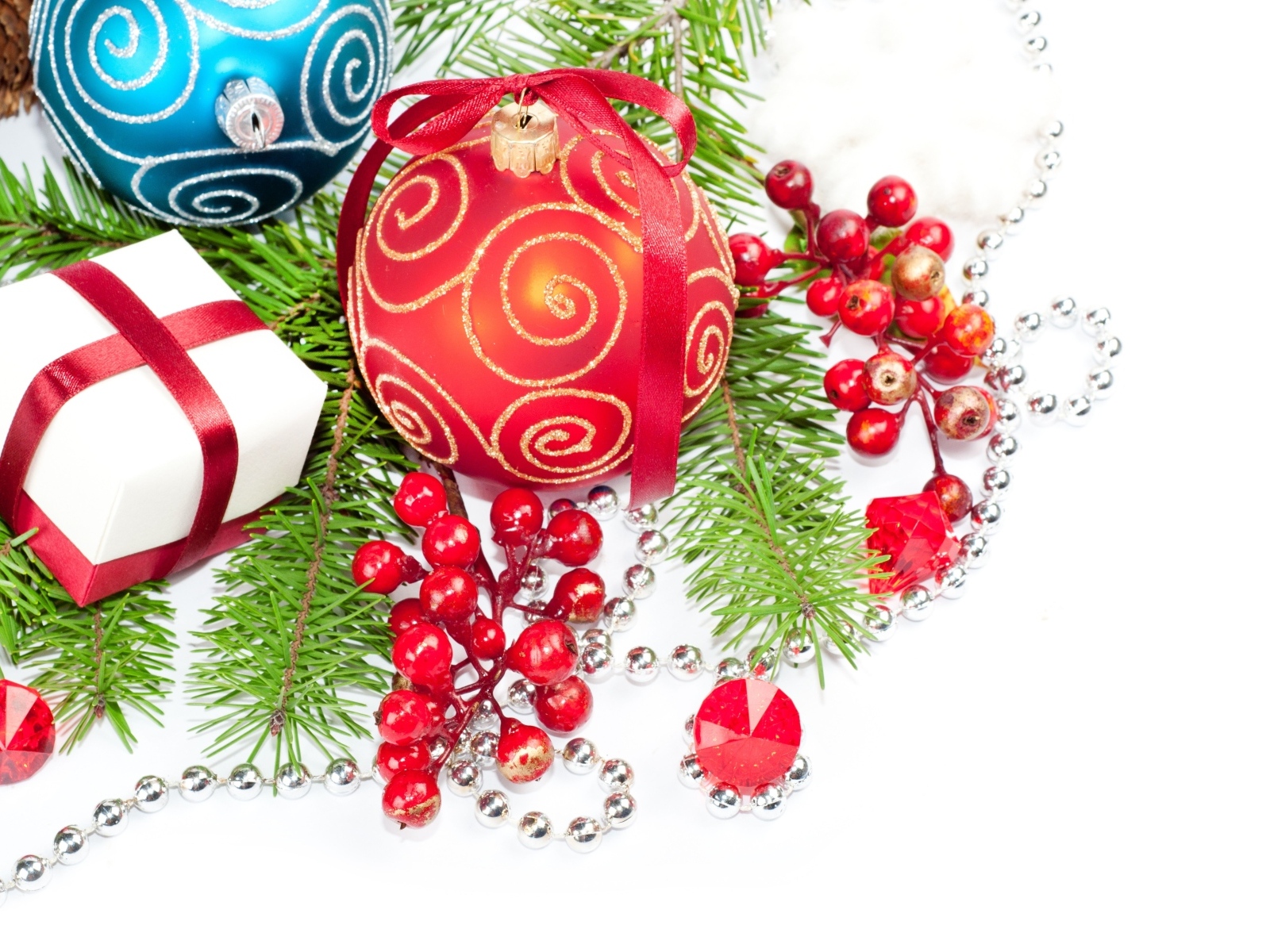 Разноцветные елочные игрушки с ветками на белом фоне