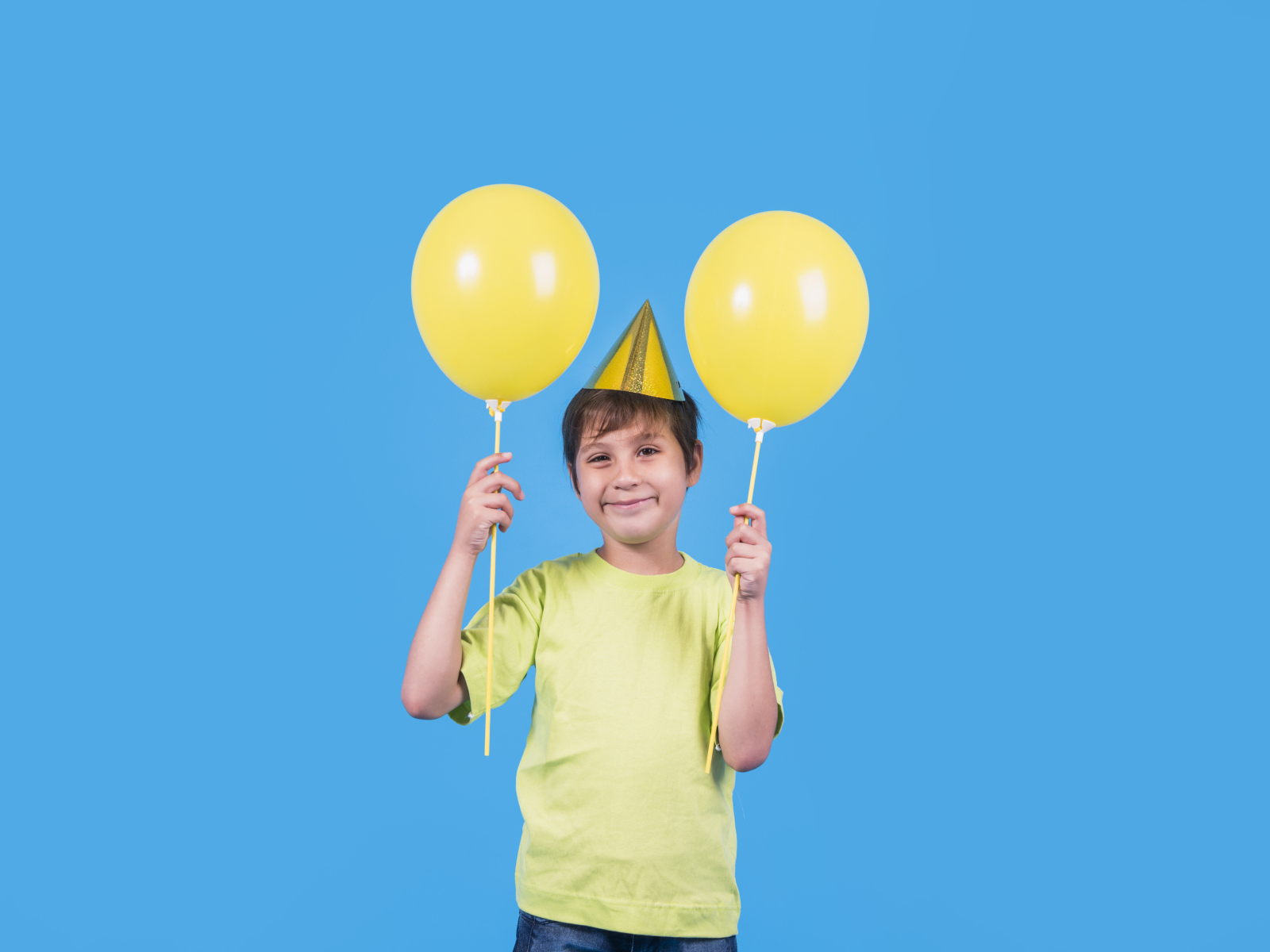 Мальчик на день рождения с желтыми шариками