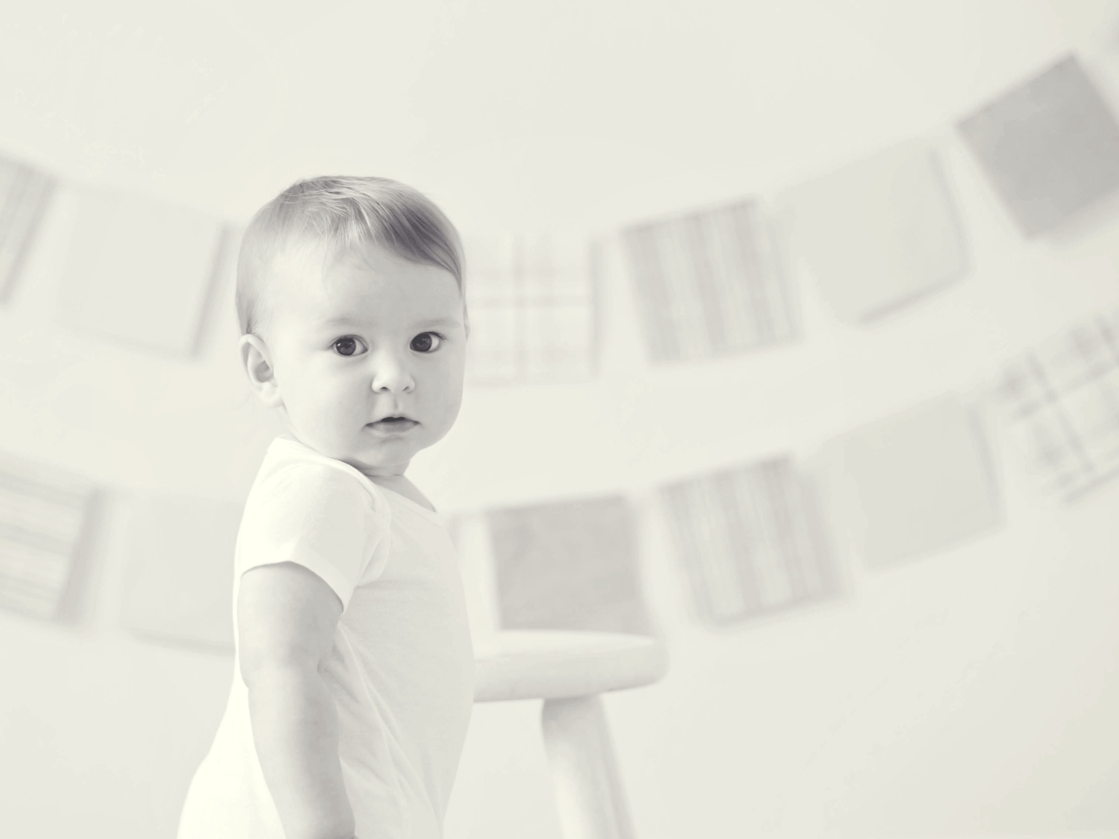 Черно-белое фото с маленьким мальчиком