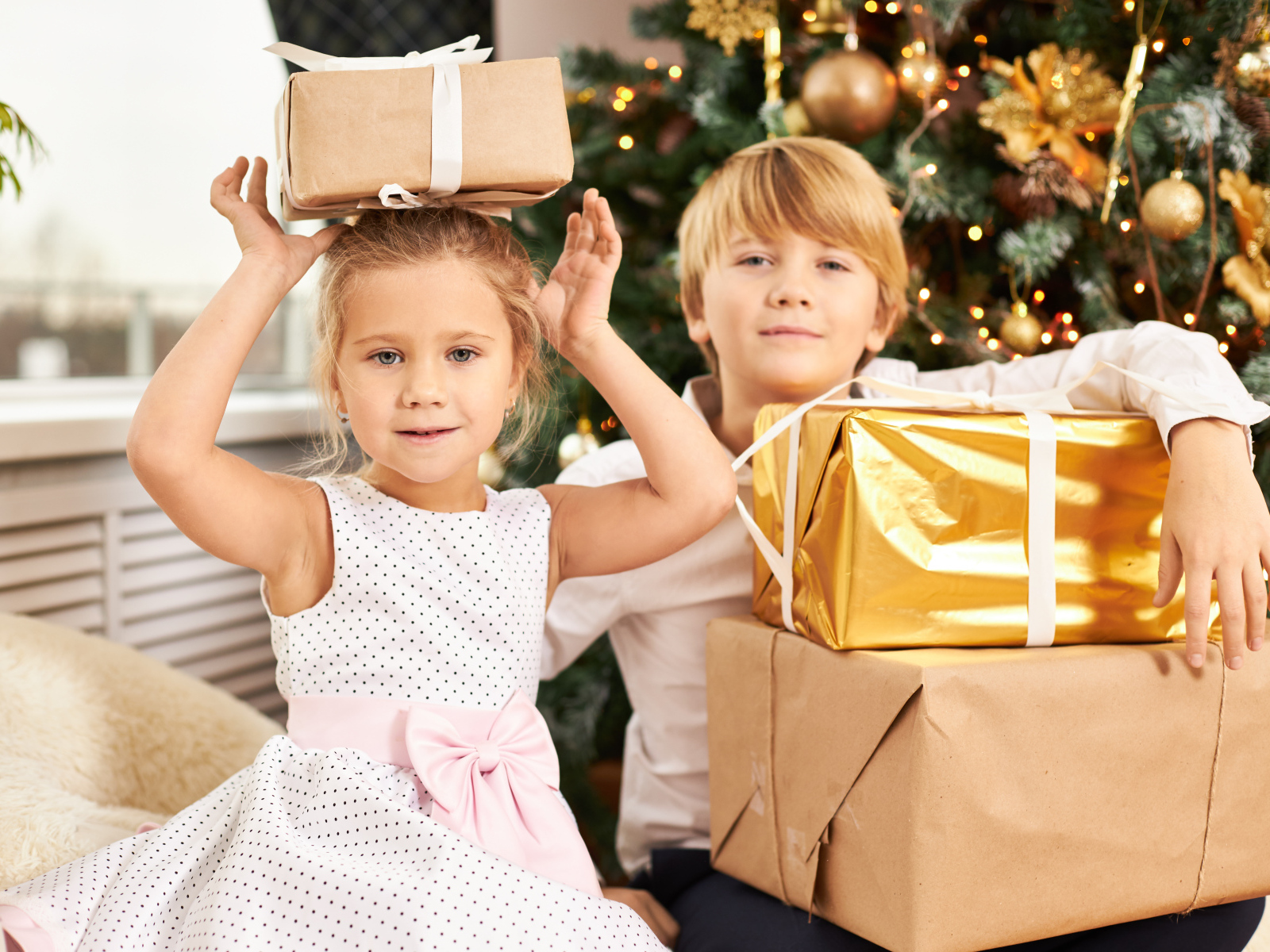 Дети с подарками на Рождество